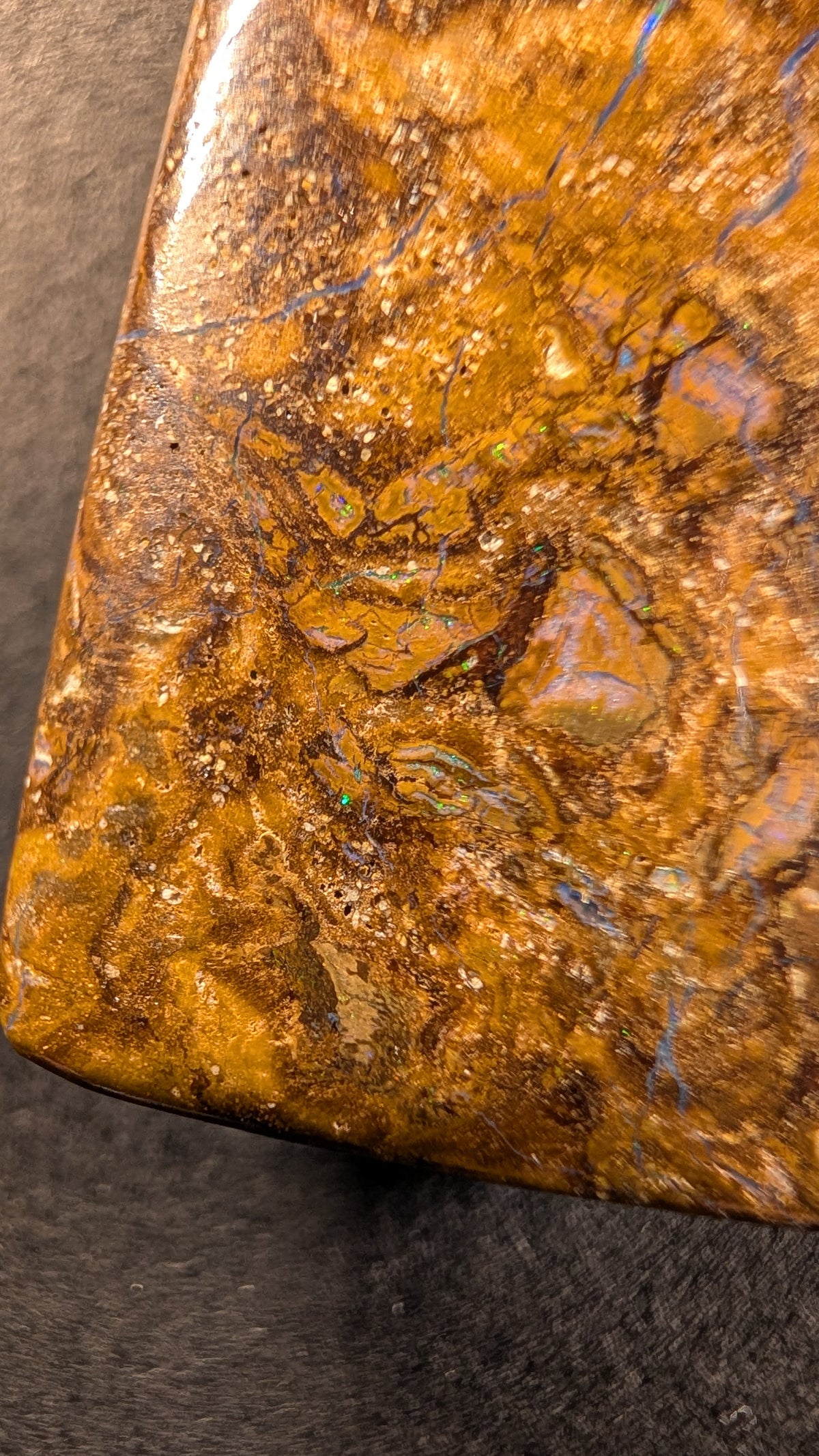 Boulder Opal Kette, 56,2 Carat, funkelnde grüne und violette Farbspiele – Ansicht 5