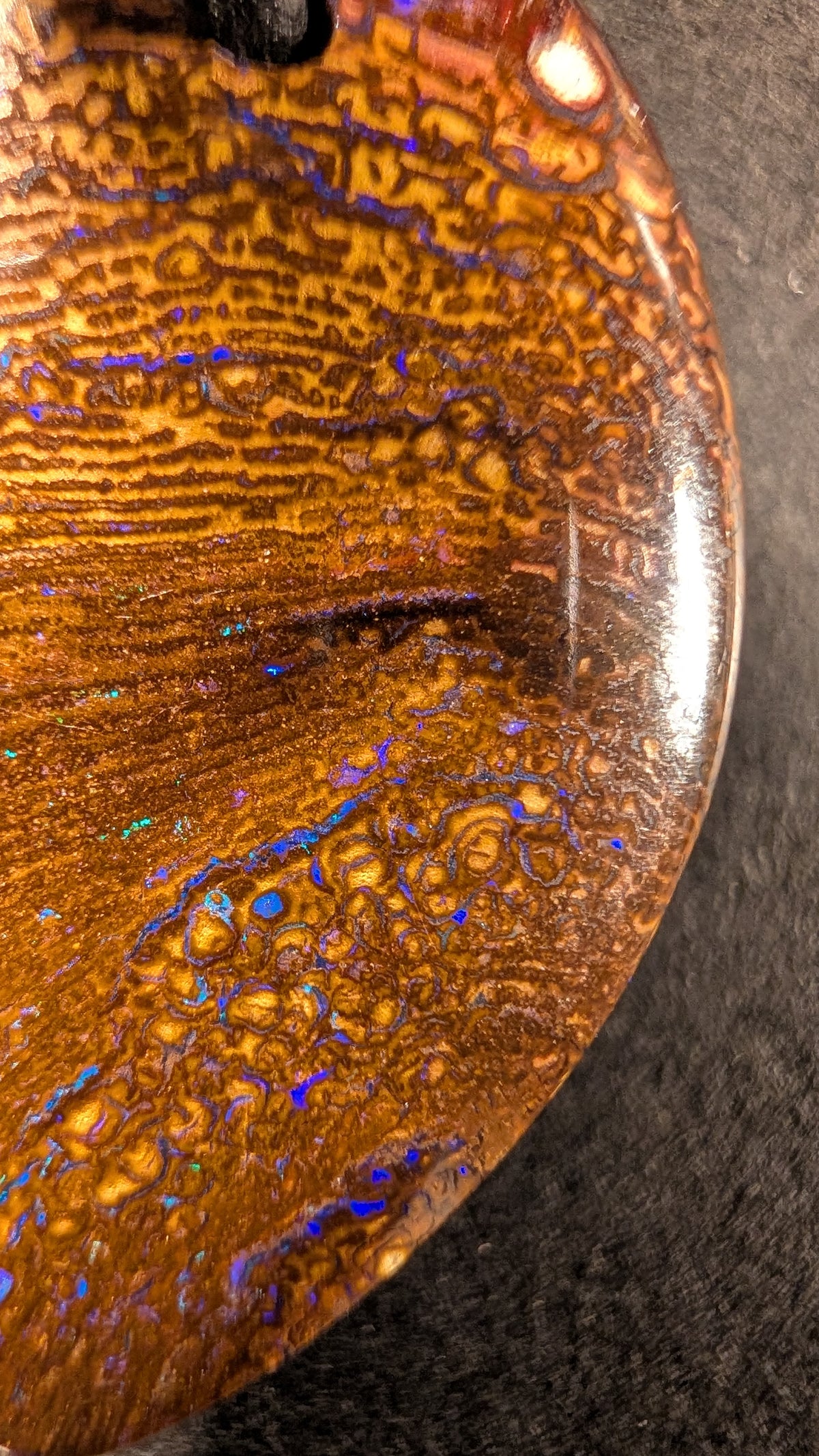 Boulder Opal Kette, 49,5 Carat, kleine grüne Lichtpunkte als Akzent – Ansicht 5