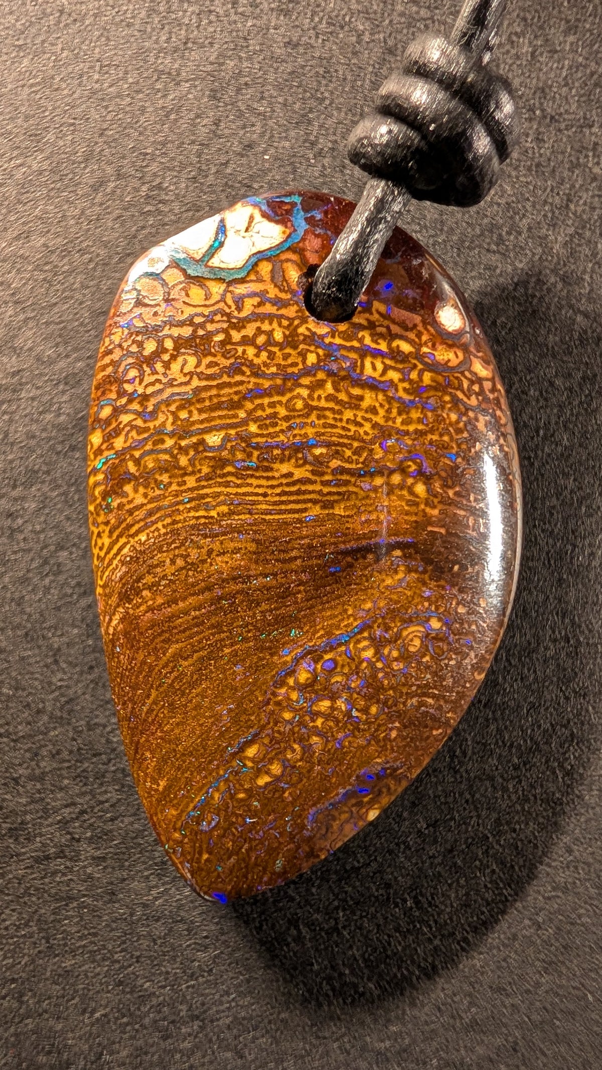 Boulder Opal Kette, 49,5 Carat, goldbraune Eisenstein-Schichten mit kräftigem Blau und Türkis – Gesamtansicht