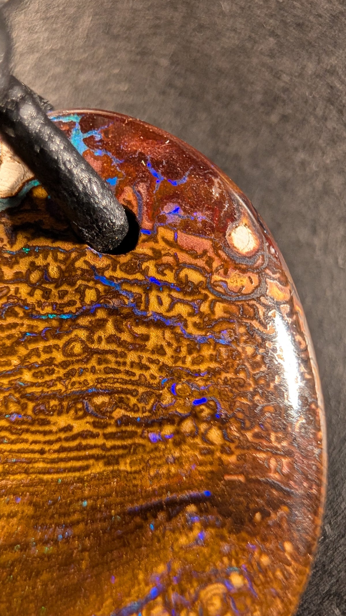 Boulder Opal Kette, 49,5 Carat, Linien wie eine natürliche Gravur – Ansicht 3