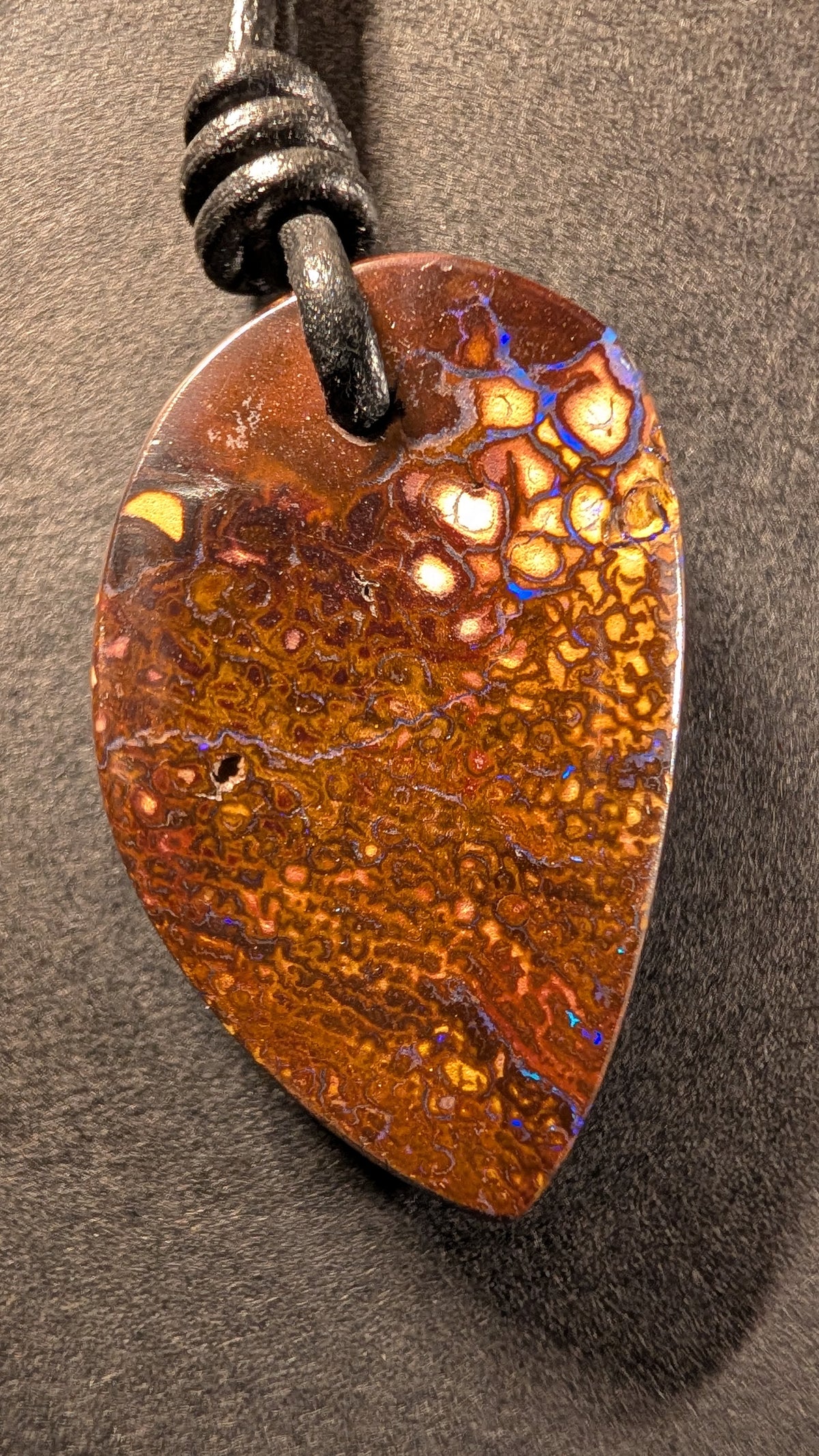 Boulder Opal Kette, 49,5 Carat, filigrane Opaladern in kräftigem Blau – Ansicht 2