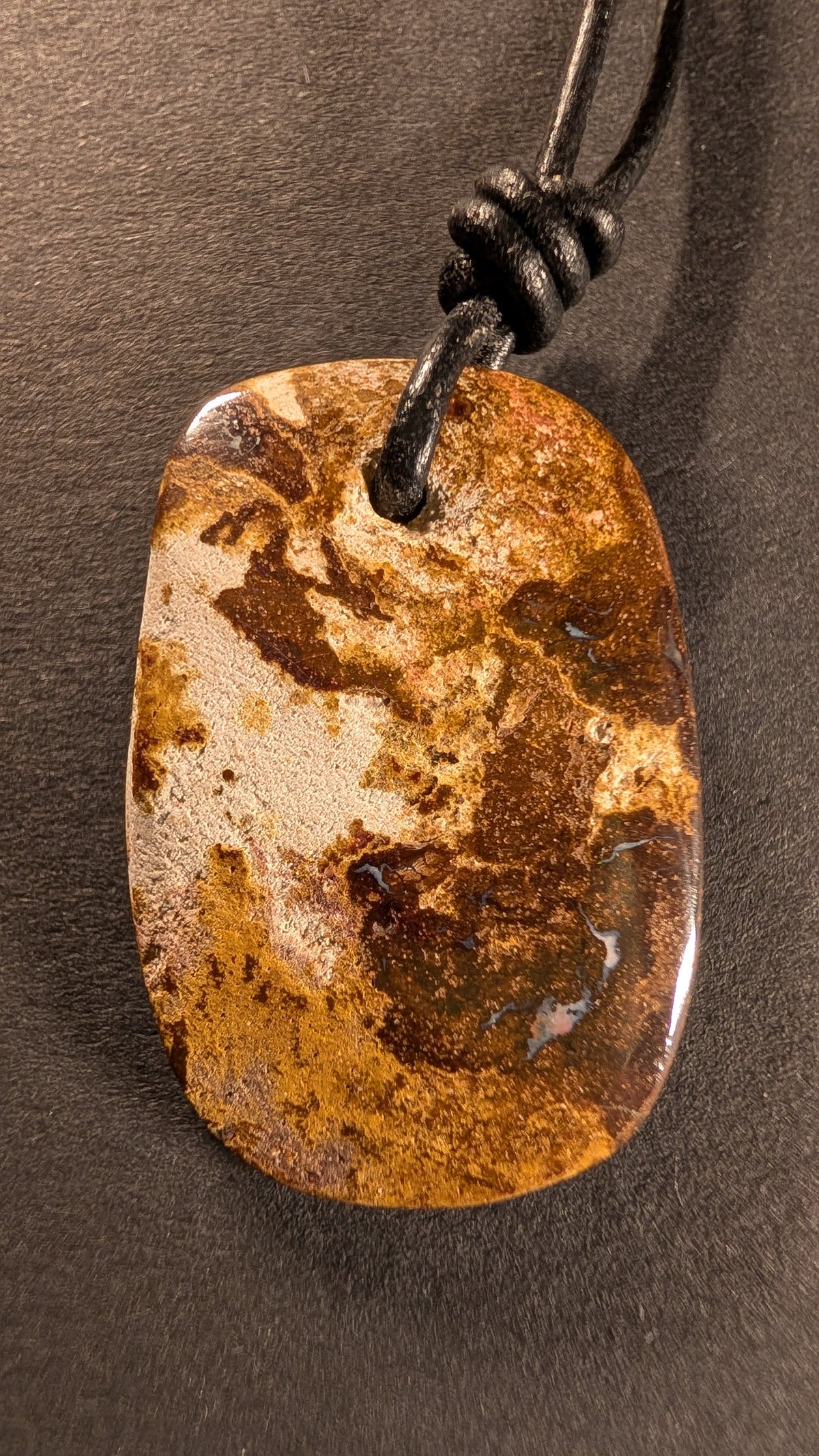 Boulder Opal Kette, 39,2 Carat, leuchtende Adern aus Edelopal – Ansicht 2