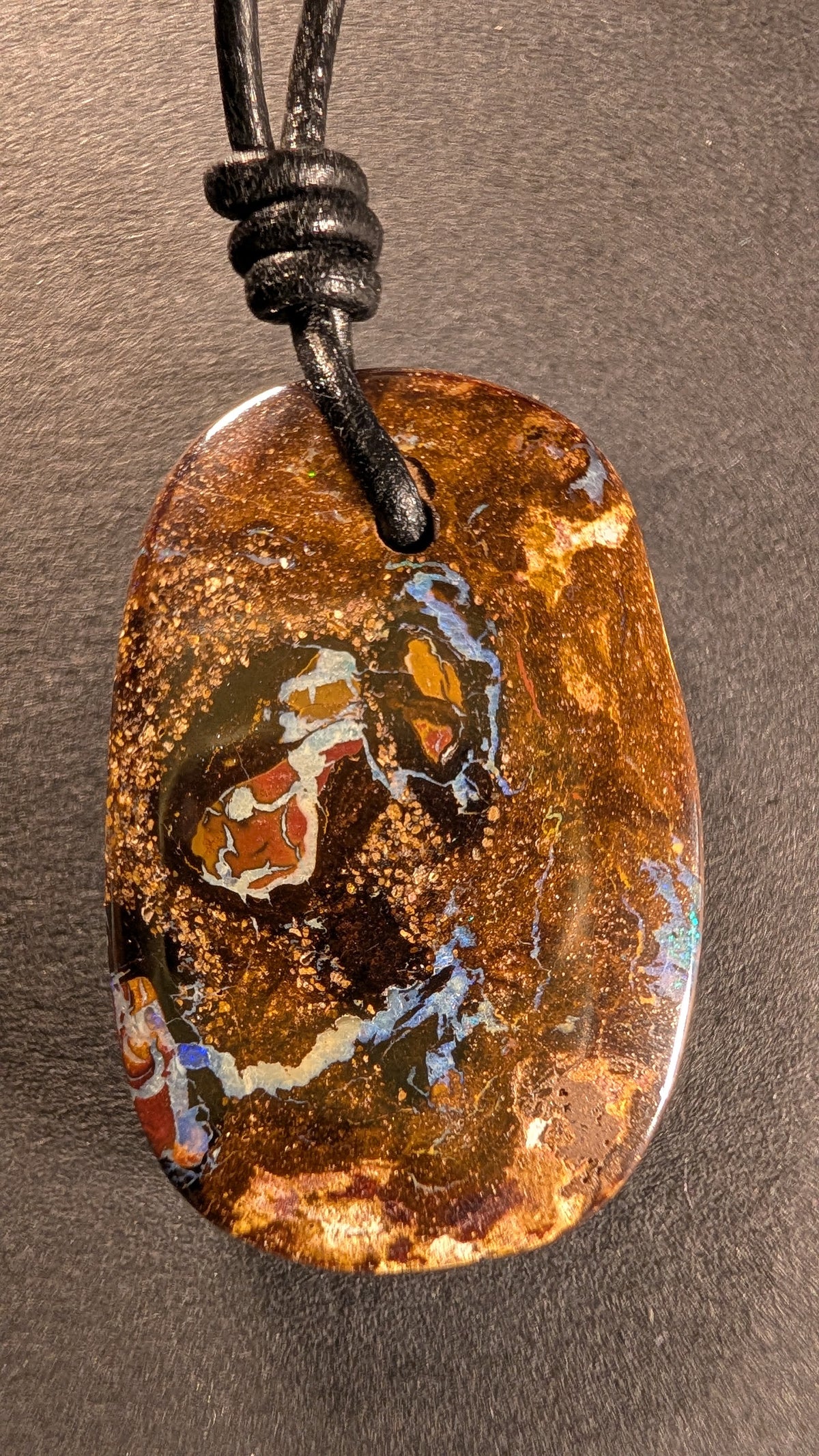 Boulder Opal Kette, 39,2 Carat, warmes braunes Muttergestein mit intensiven Blautönen – Gesamtansicht