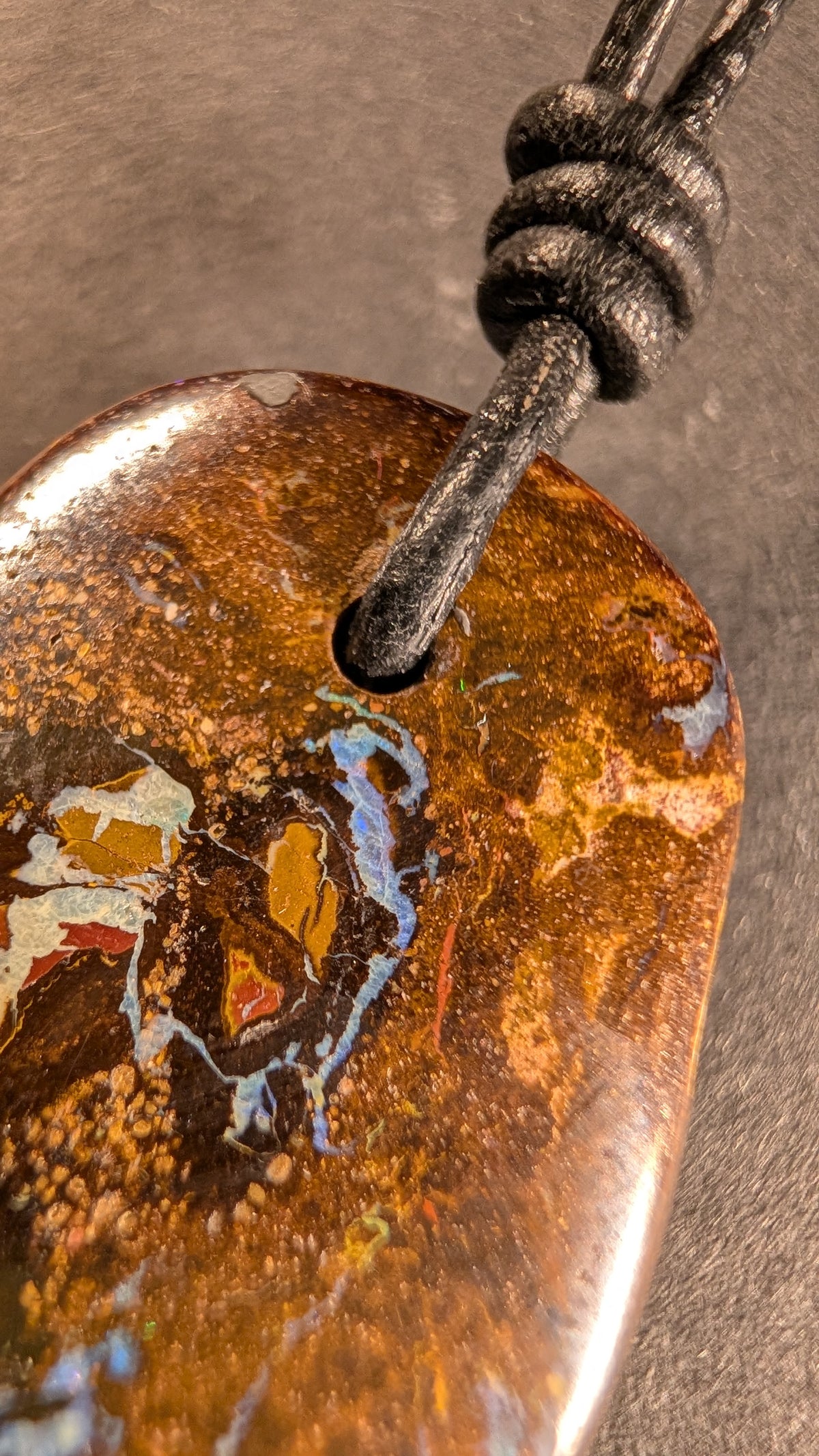 Boulder Opal Kette, 39,2 Carat, grüne Lichtreflexe im braunen Eisenstein – Ansicht 5