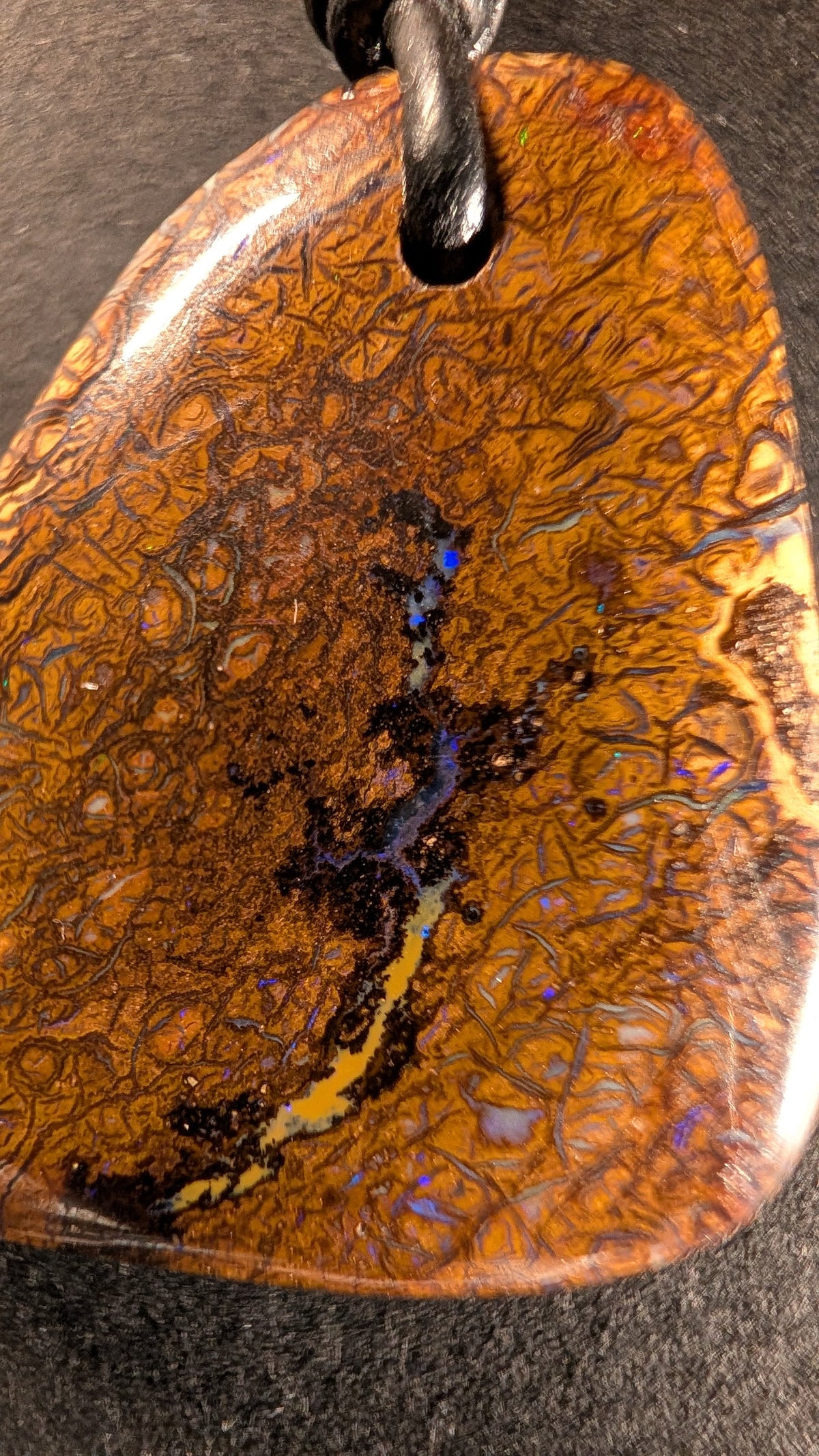 Boulder Opal Kette, 54,7 Carat, violette Nuancen und grüne Funken – Ansicht 3