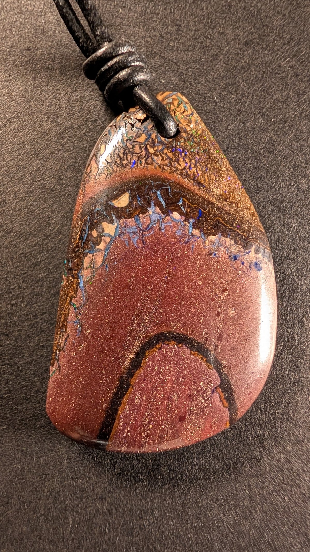 Boulder Opal Kette, 49,7 Carat, satte rotbraune Grundfarbe mit Opalband in Blau und Grün – Gesamtansicht