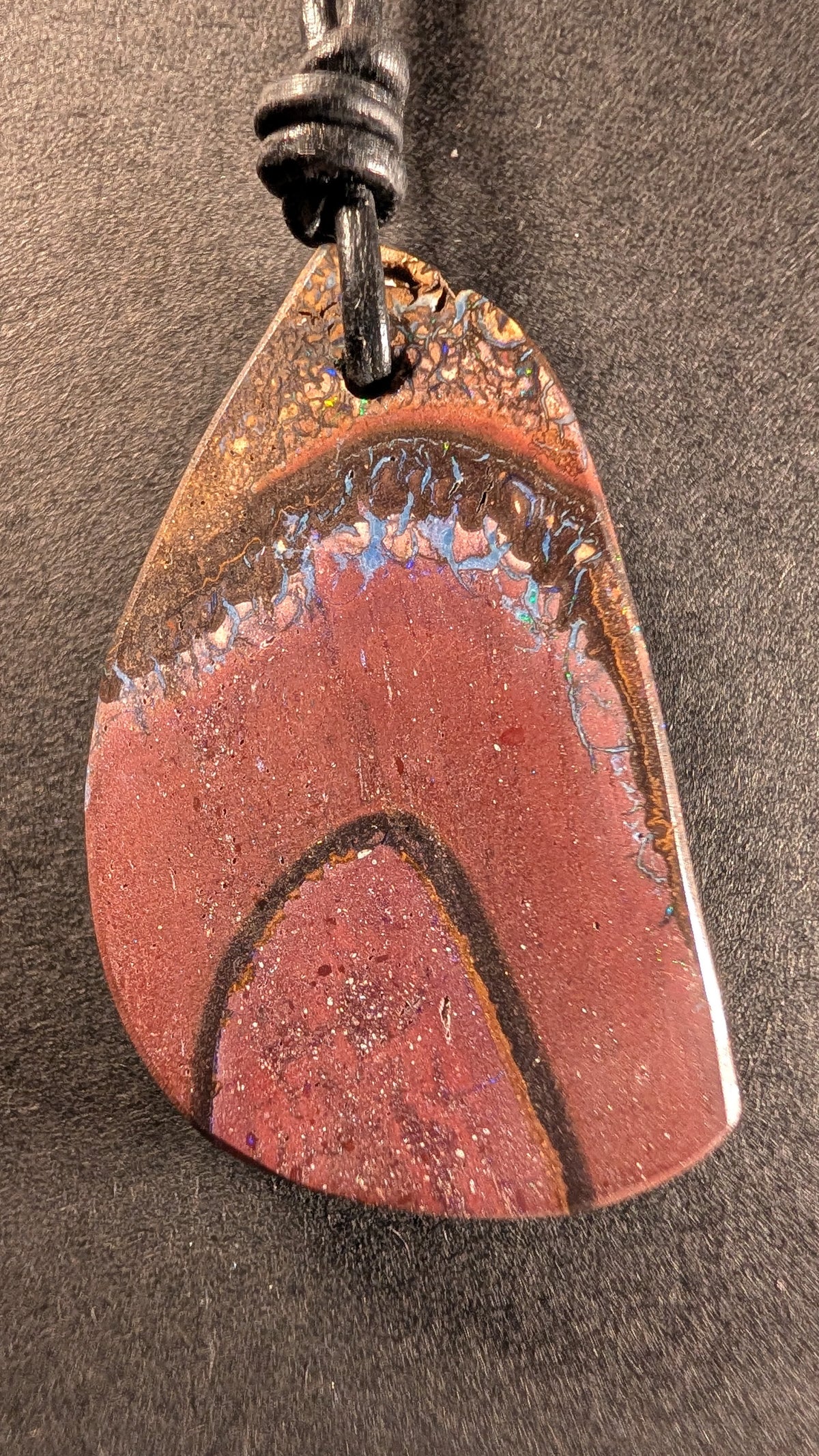 Boulder Opal Kette, 49,7 Carat, schimmerndes Opalband wie ein Horizont – Ansicht 2
