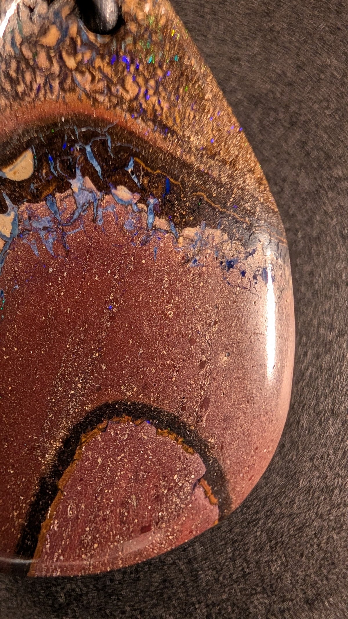 Boulder Opal Kette, 49,7 Carat, warme Eisensteinmatrix im Detail – Ansicht 5