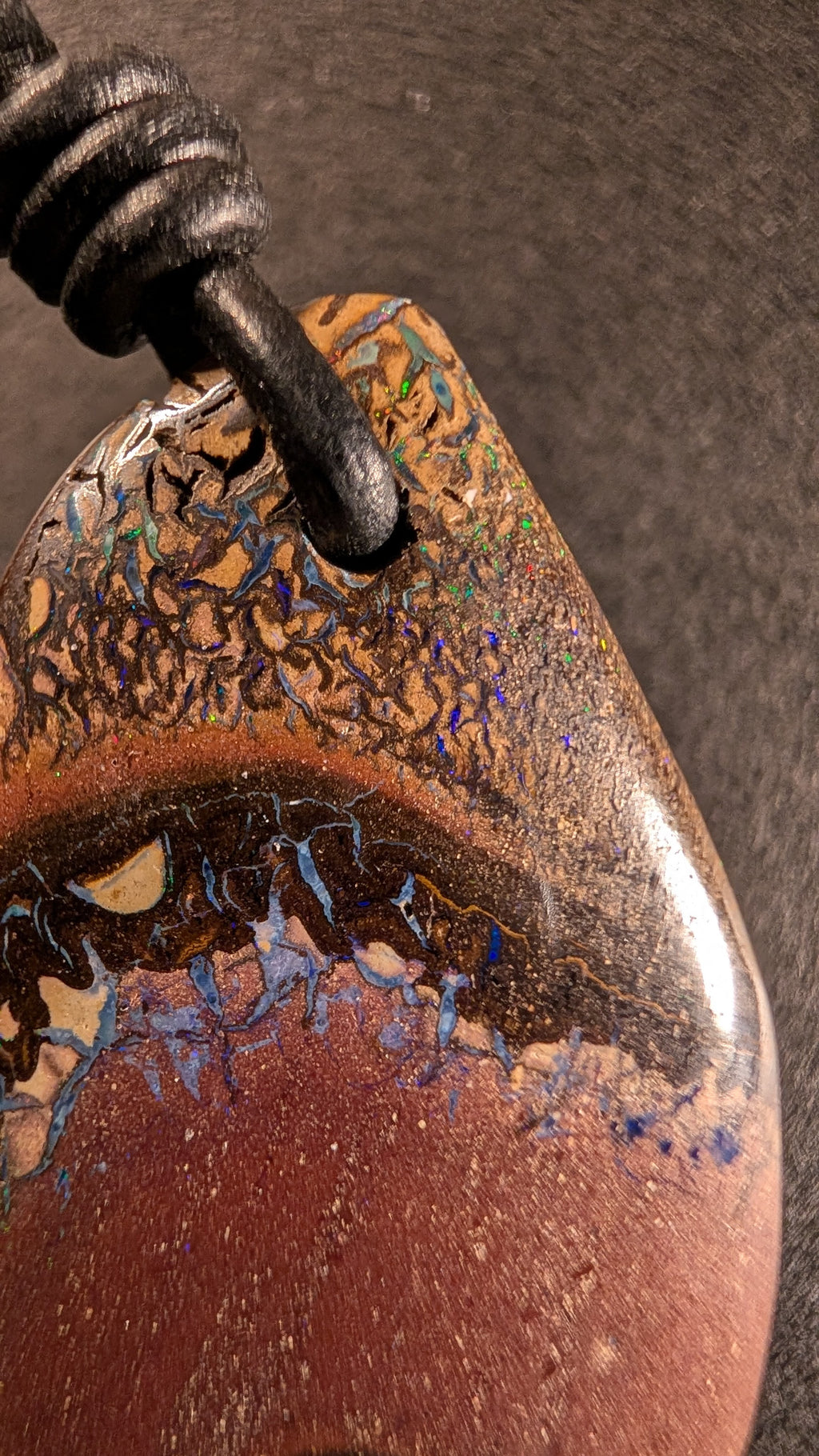 Boulder Opal Kette, 49,7 Carat, Kontrast von Rotbraun und Blau – Ansicht 6