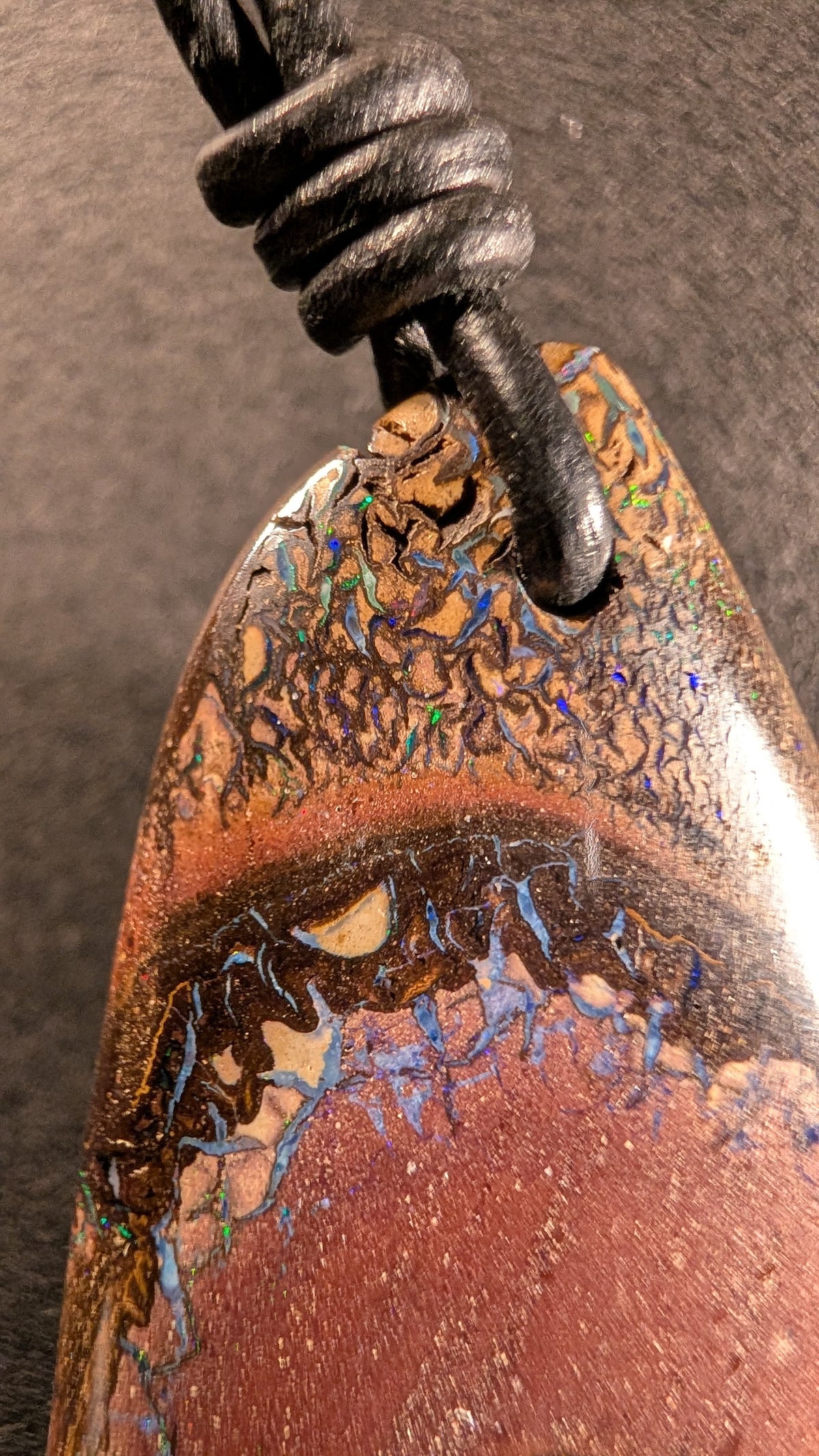 Boulder Opal Kette, 49,7 Carat, grüne und violette Farbblitze – Ansicht 3