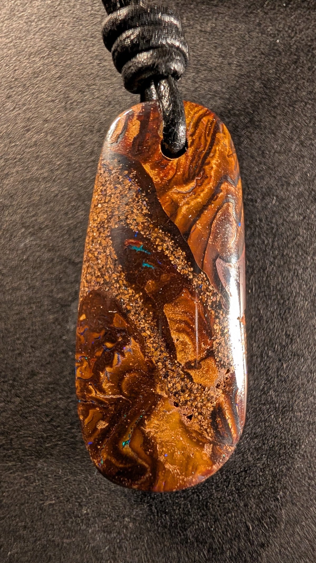 Boulder Opal Kette, 38,6 Carat, warme Gold- und Karamelltöne mit blauen Linien – Gesamtansicht