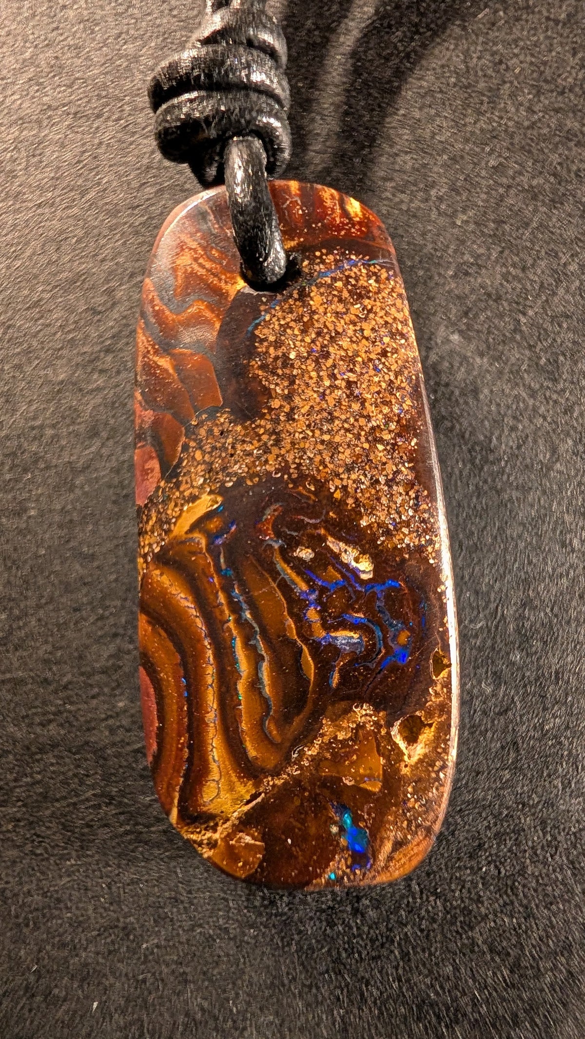 Boulder Opal Kette, 38,6 Carat, feine Linien in leuchtendem Blau und Türkis – Ansicht 2