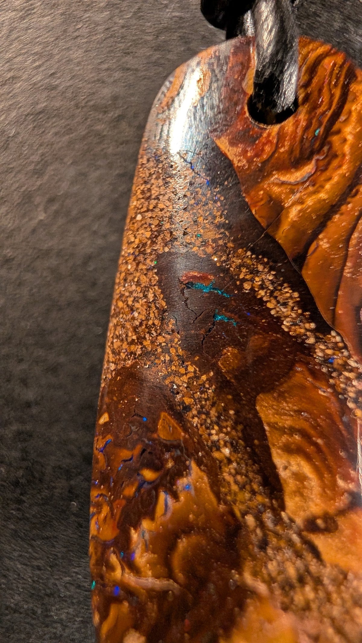 Boulder Opal Kette, 38,6 Carat, Gold- und Karamelltöne in der Eisenstein-Matrix – Ansicht 3