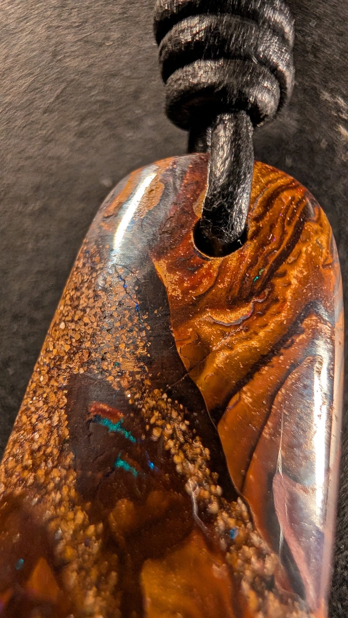 Boulder Opal Kette, 38,6 Carat, markante Eisenstein-Matrix im Detail – Ansicht 5
