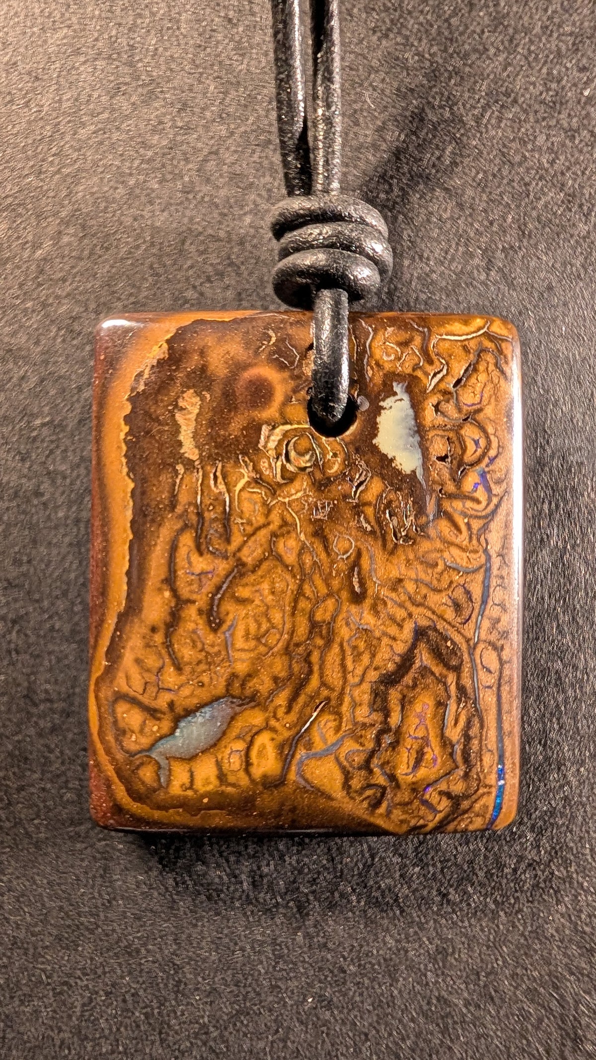 Boulder Opal Kette, 57 Carat, markante Eisenstein-Matrix mit elektrisch schimmernden Blautönen – Gesamtansicht