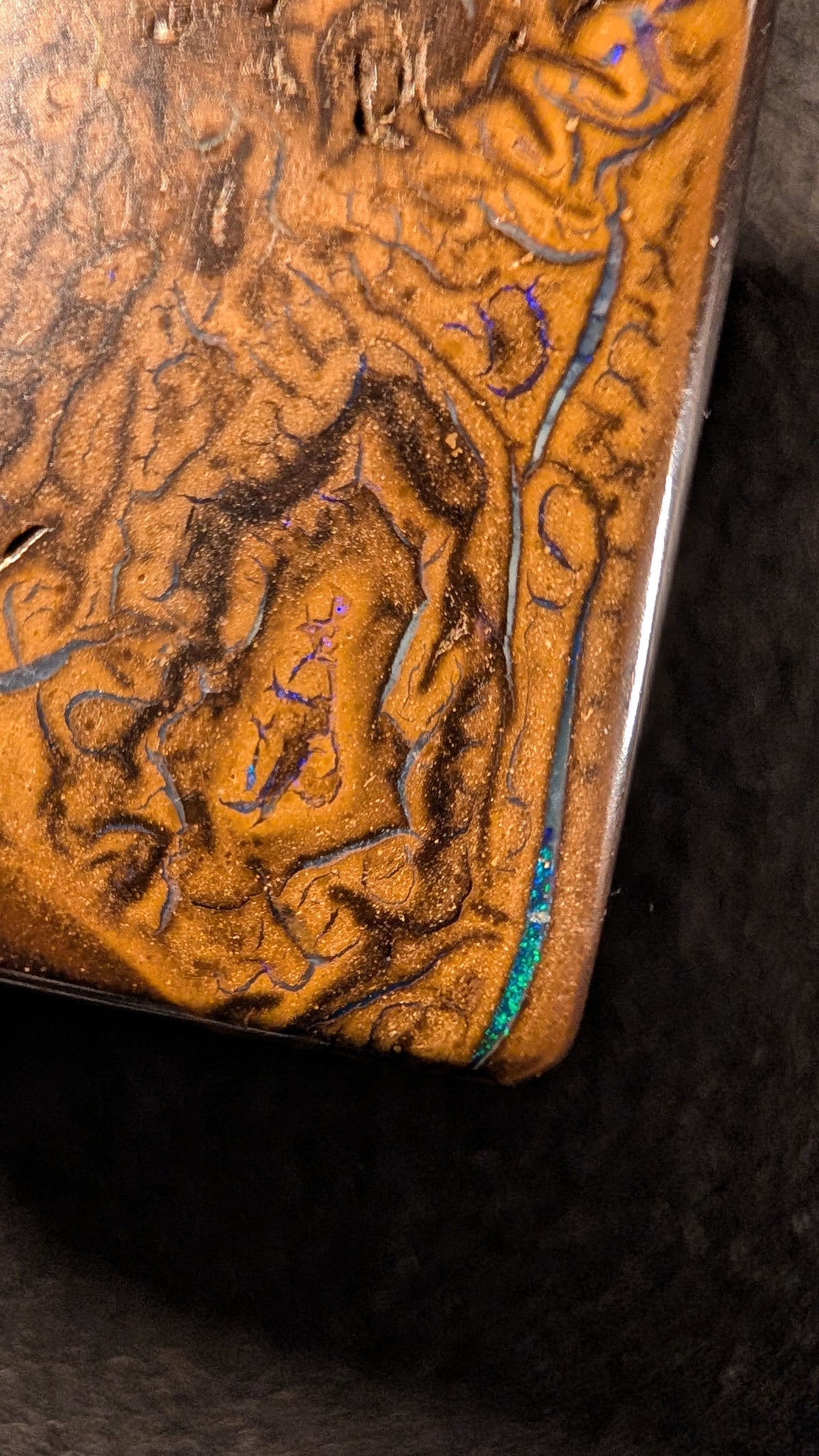 Boulder Opal Kette, 57 Carat, markante Eisenstein-Matrix im Detail – Ansicht 5