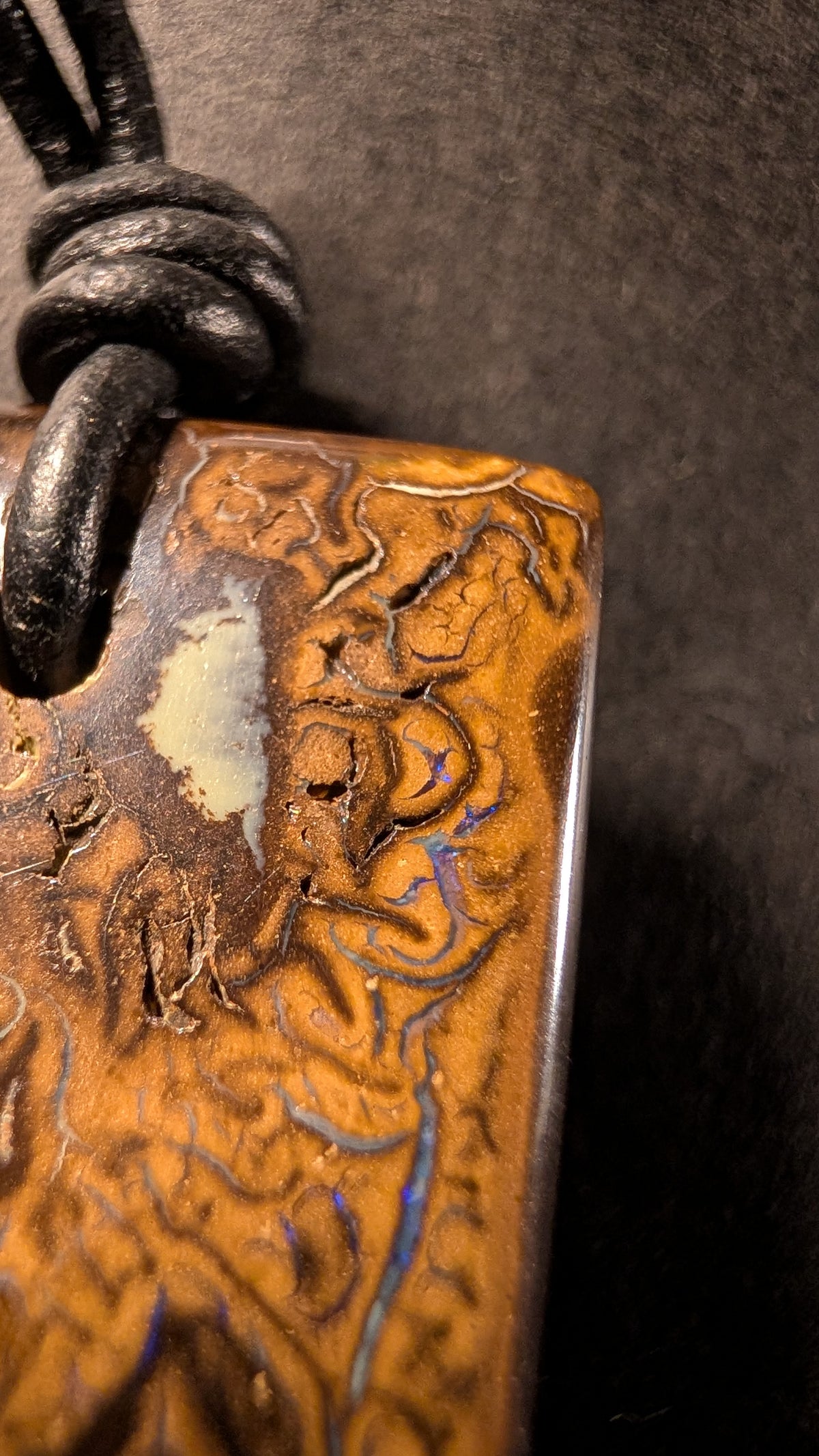Boulder Opal Kette, 57 Carat, feine Opaladern in der Matrix – Ansicht 3