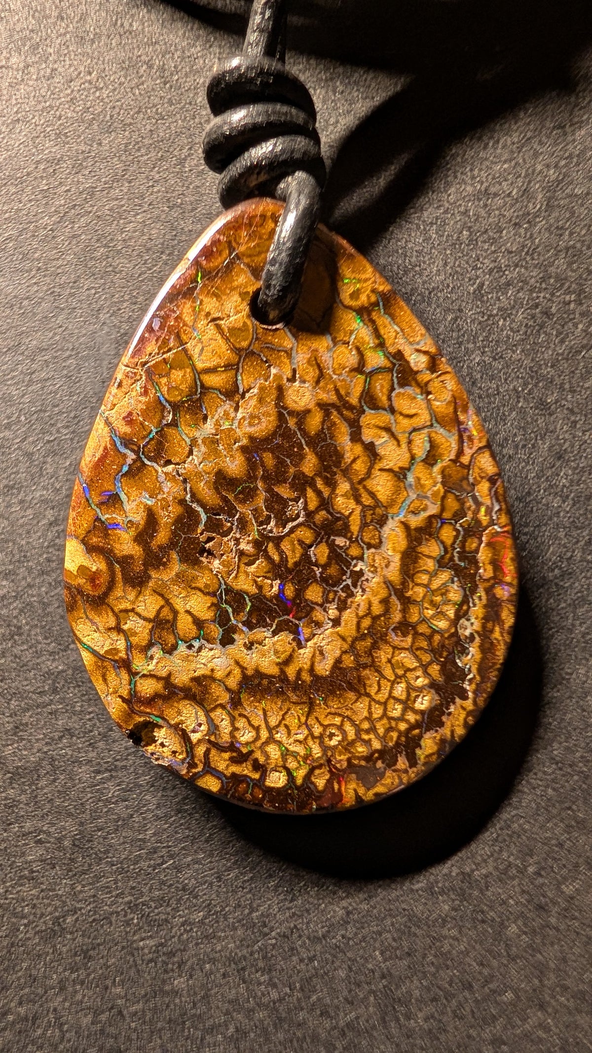 Boulder Opal Kette, 43,4 Carat, mosaikartige Eisenstein-Matrix mit Smaragdgrün und Aquablau – Gesamtansicht