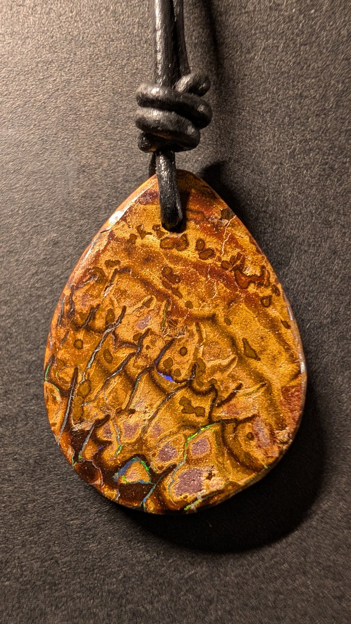 Boulder Opal Kette, 43,4 Carat, funkelndes Naturmosaik – Ansicht 2