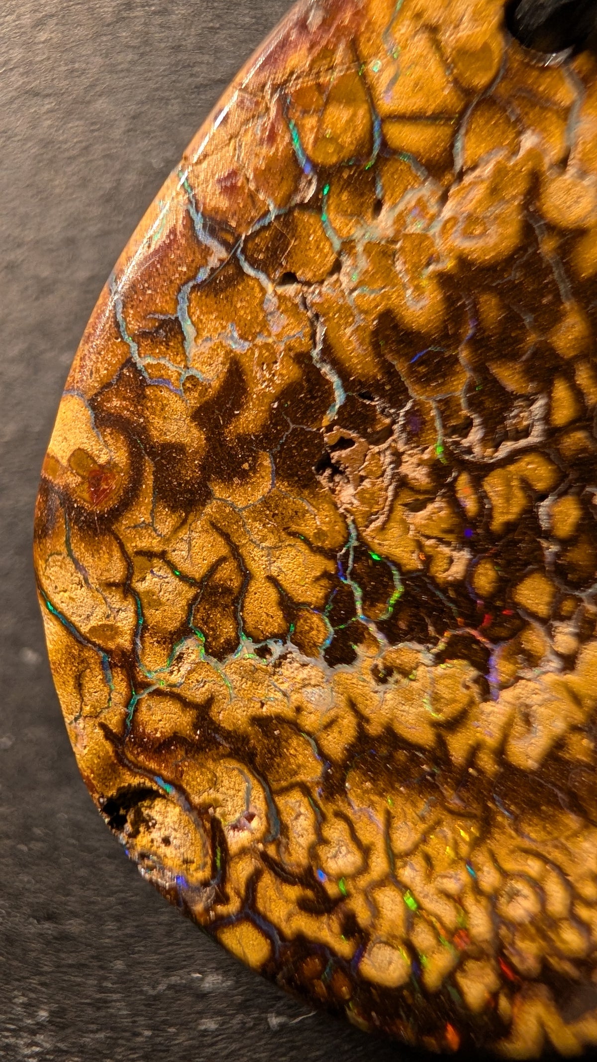 Boulder Opal Kette, 43,4 Carat, Lichtblitze in Smaragdgrün und Aquablau – Ansicht 3