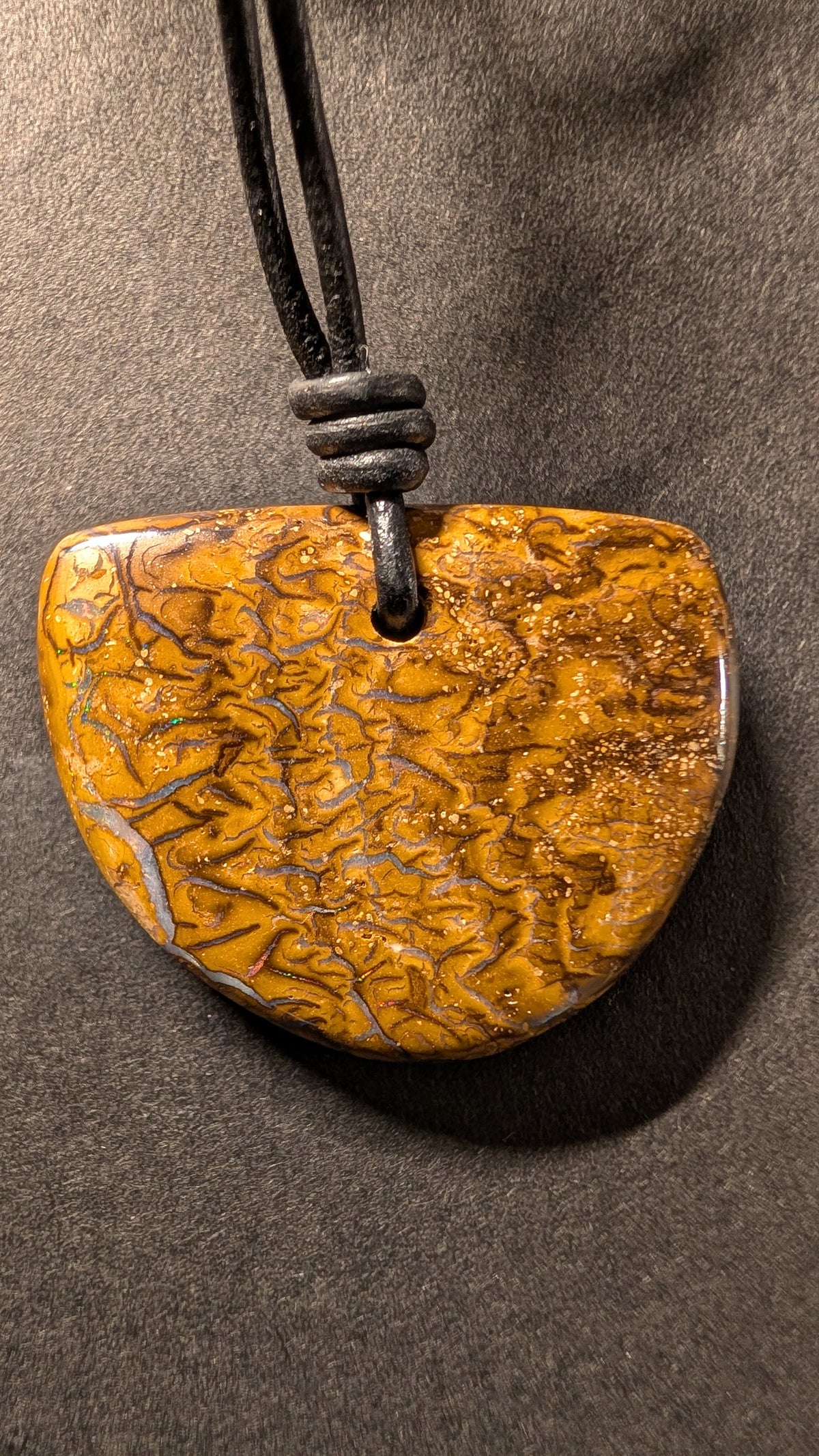 Boulder Opal Kette, 60 Carat, goldbrauner Eisenstein mit Netzwerk feiner Opaladern – Gesamtansicht