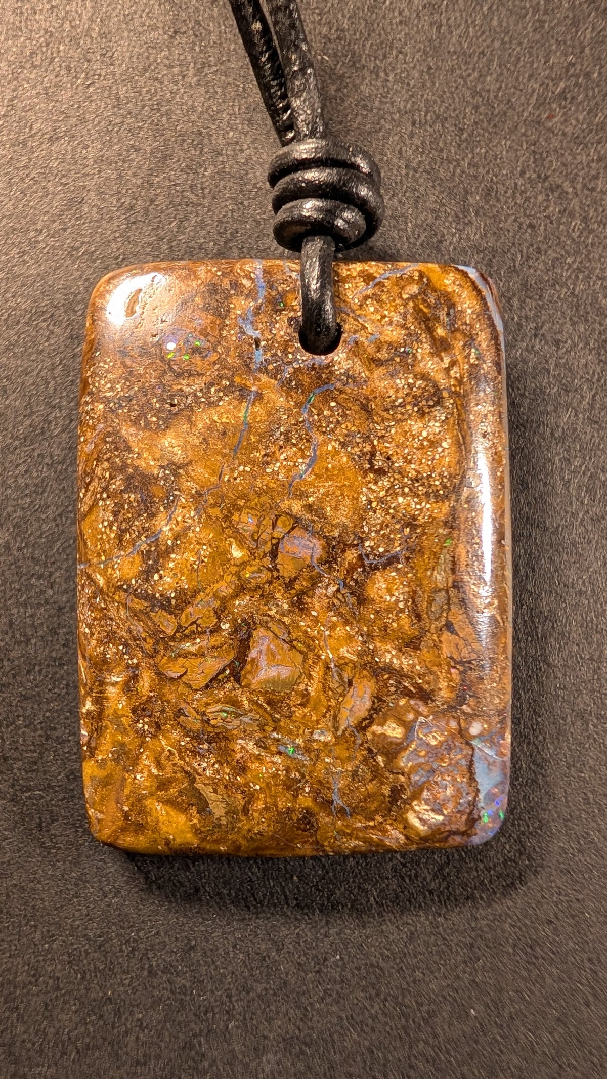 Boulder Opal Kette, 56,2 Carat, warme Braun- und Goldtöne mit Fenstern aus intensivem Blau – Gesamtansicht