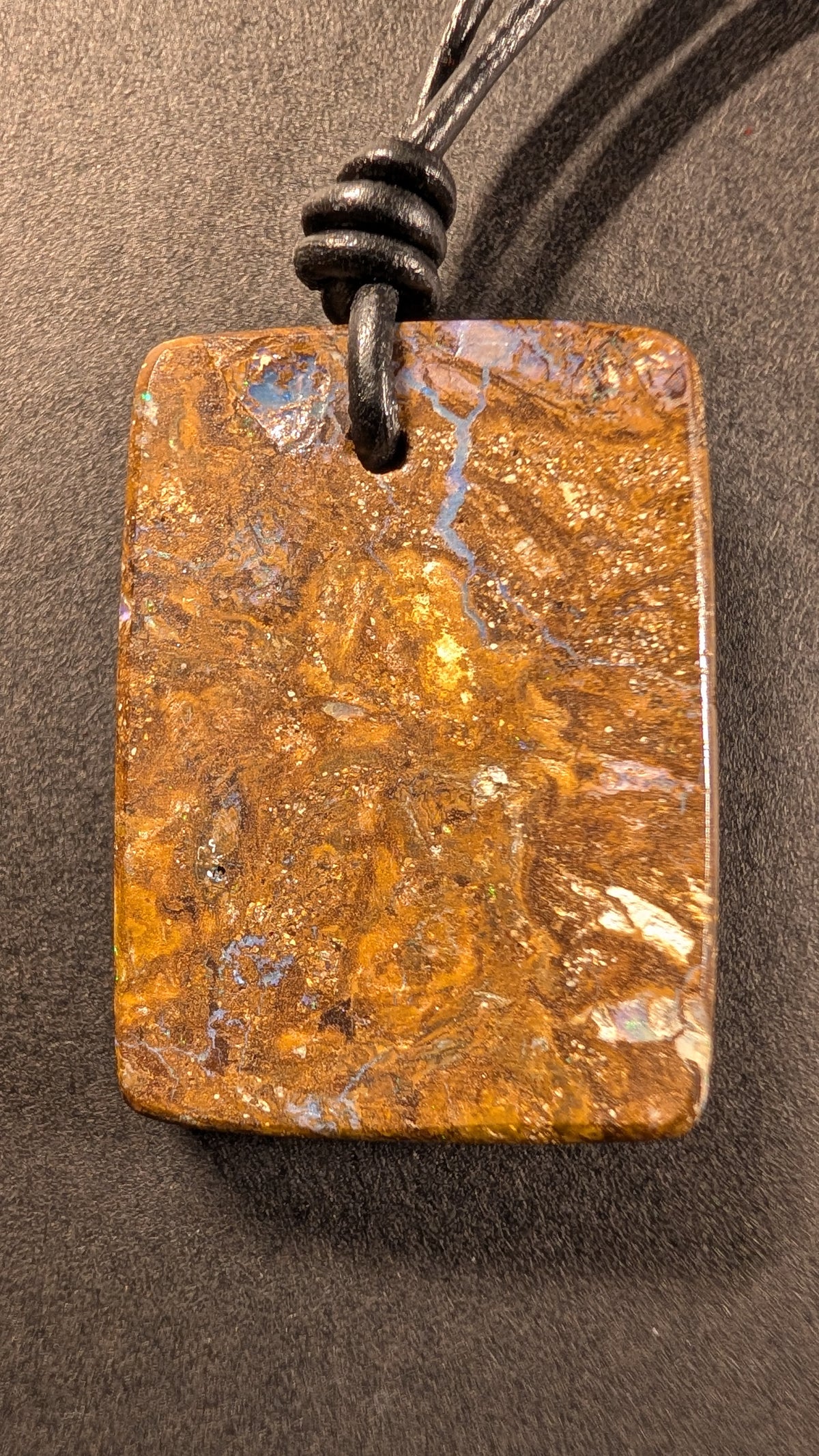 Boulder Opal Kette, 56,2 Carat, schimmernde blaue Fenster in der Matrix – Ansicht 2