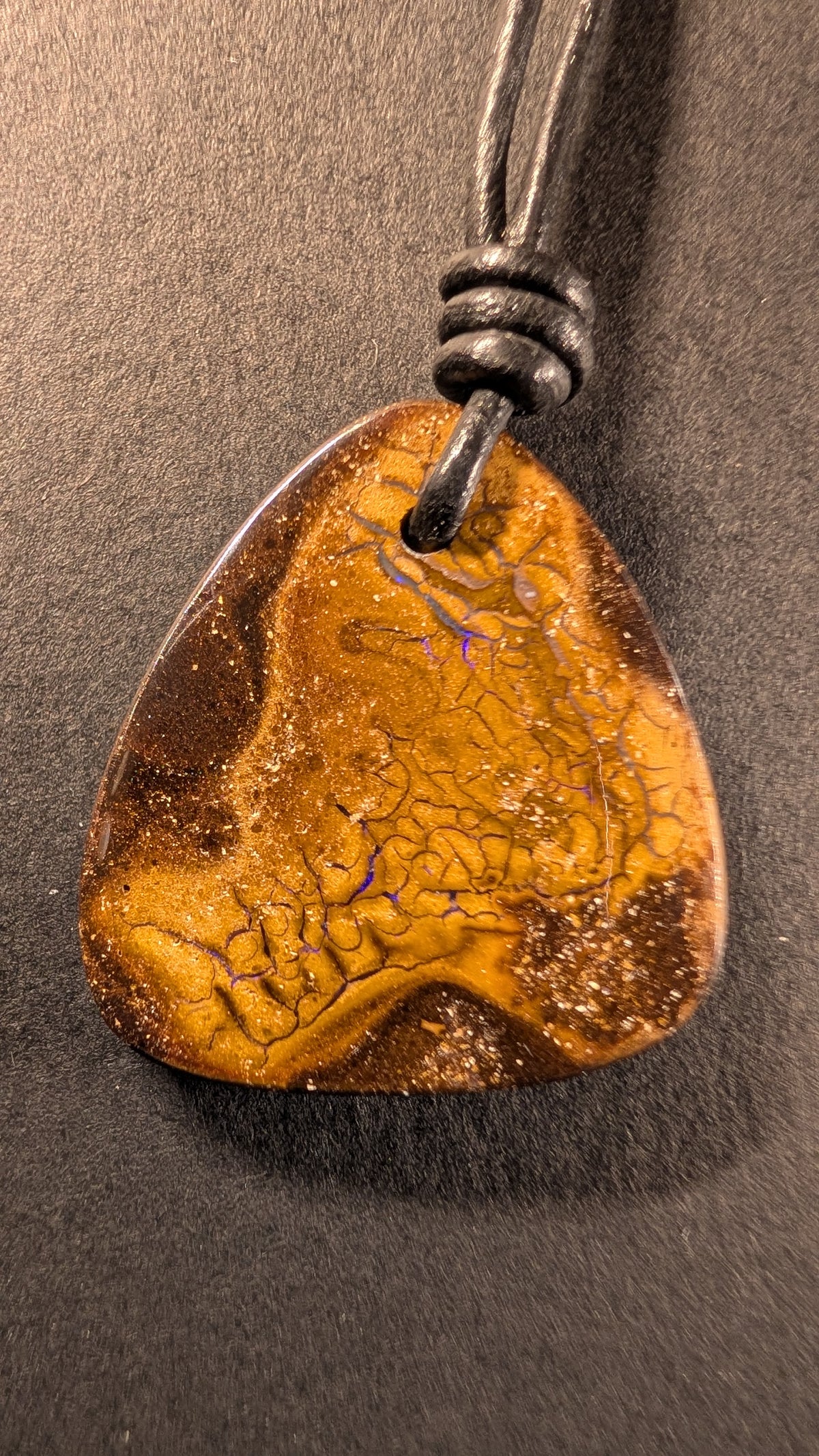 Boulder Opal Kette, 46 Carat, honiggoldene Oberfläche mit zarten Opaladern in Blau und Violett – Gesamtansicht