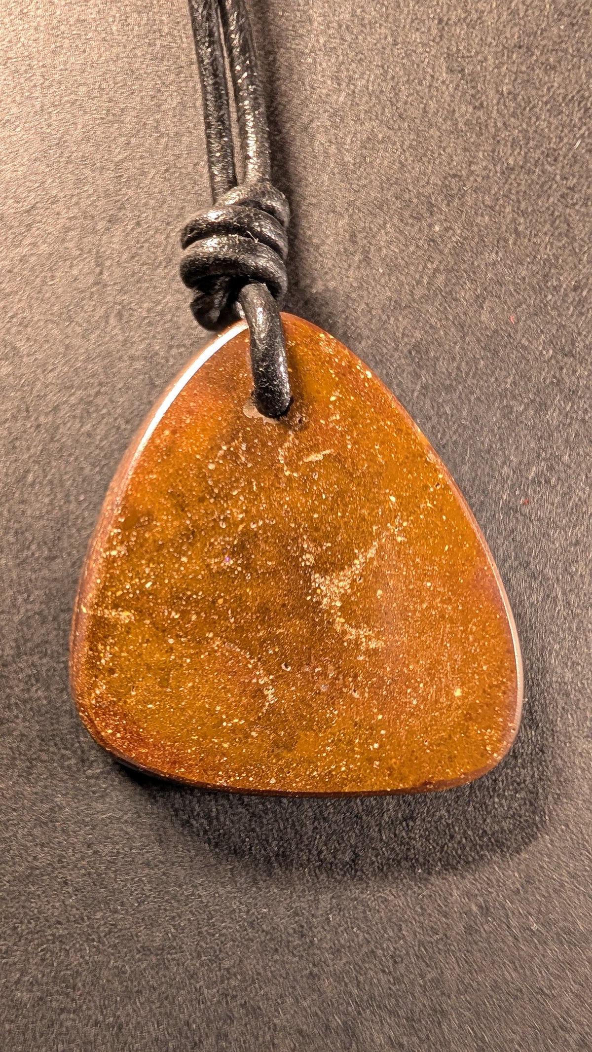 Boulder Opal Kette, 46 Carat, zarte Opaladern in leuchtendem Blau – Ansicht 2