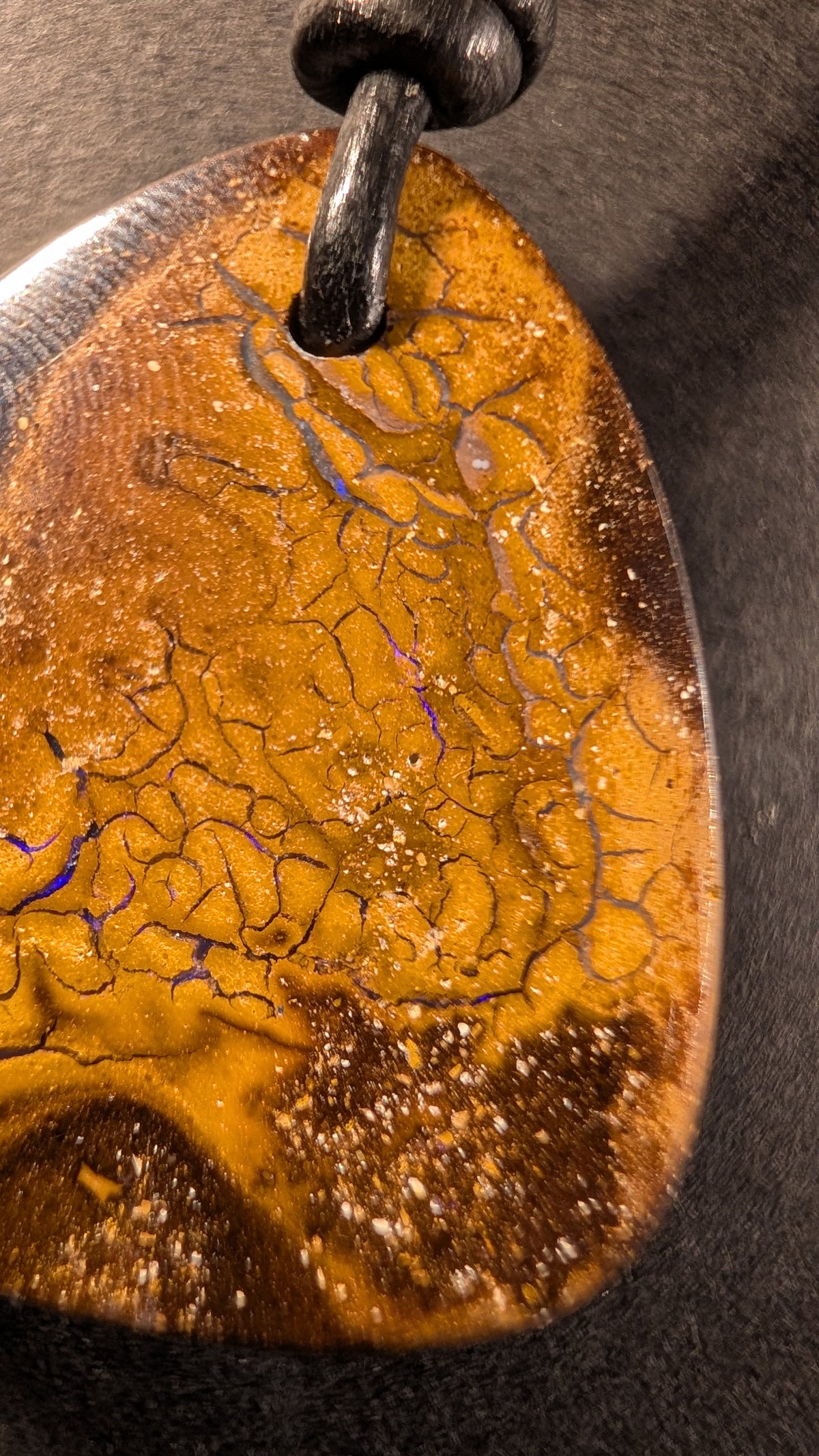Boulder Opal Kette, 46 Carat, violette Akzente in der Matrix – Ansicht 5