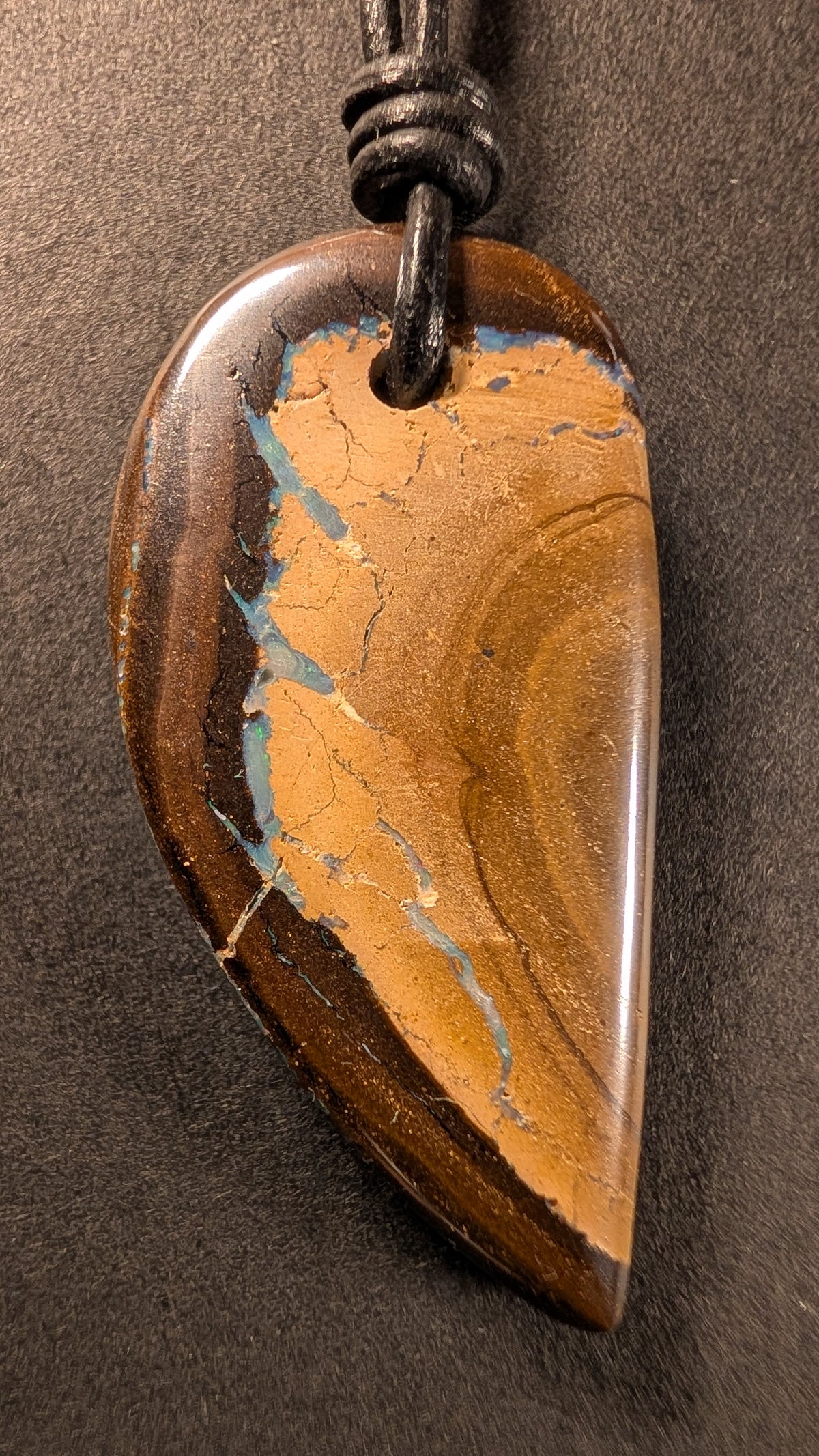Boulder Opal Kette, 51 Carat, leuchtend blaue Opaladern wie ein Fluss im warmen Eisenstein – Gesamtansicht