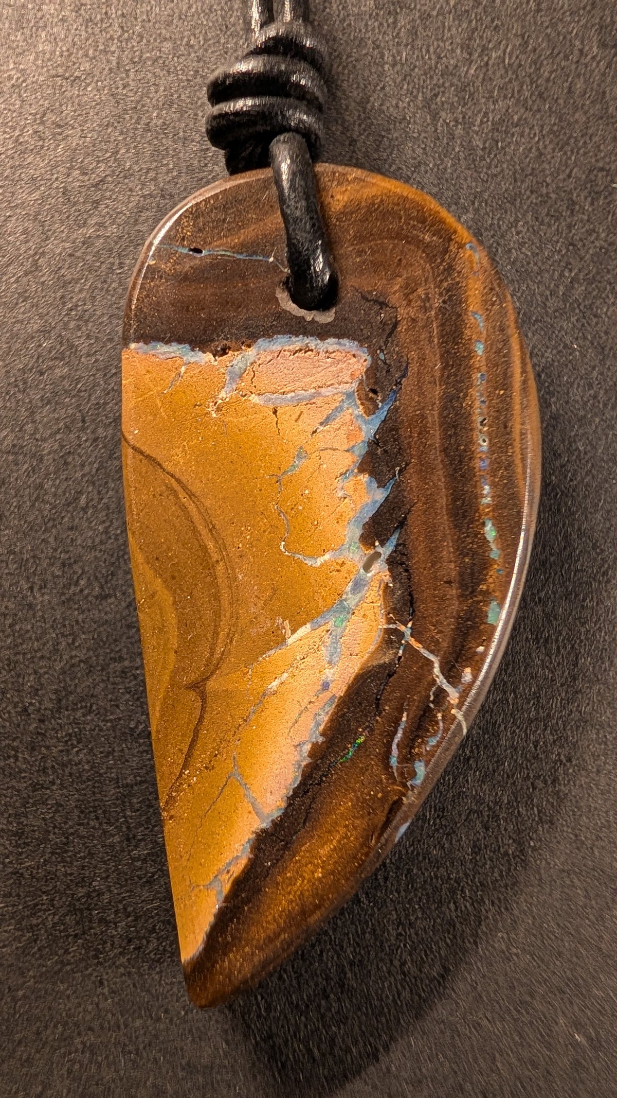 Boulder Opal Kette, 51 Carat, blaue Opalader zieht sich durch den Stein – Ansicht 2