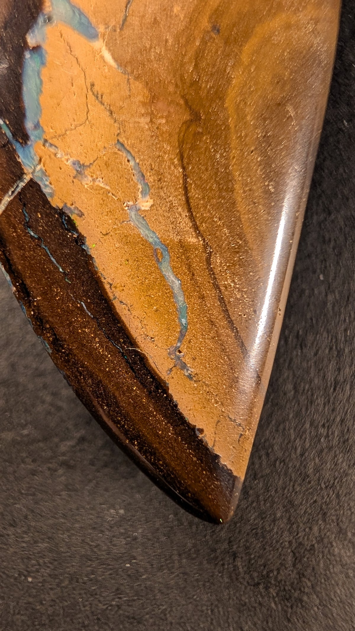 Boulder Opal Kette, 51 Carat, intensive grüne und türkisfarbene Lichtpunkte – Ansicht 3