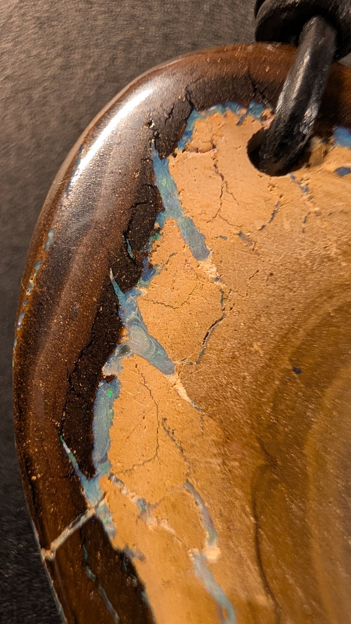 Boulder Opal Kette, 51 Carat, warmer Eisenstein im Detail – Ansicht 5