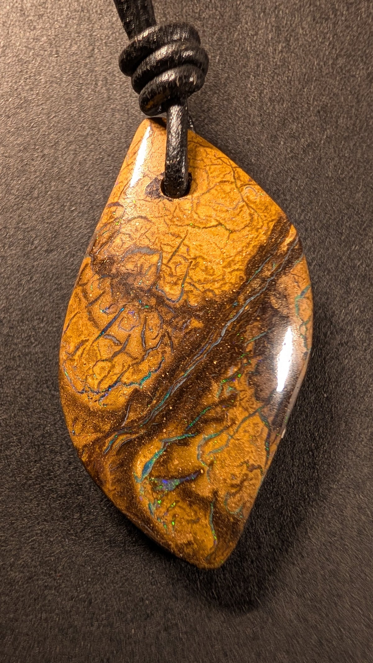 Boulder Opal Kette, 42,3 Carat, schlanke Opaladern mit Reflexen in Blau, Türkis und Grün – Gesamtansicht