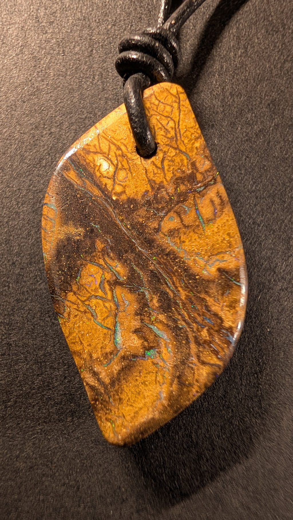 Boulder Opal Kette, 42,3 Carat, filigranes Farbspiel im Eisenstein – Ansicht 2