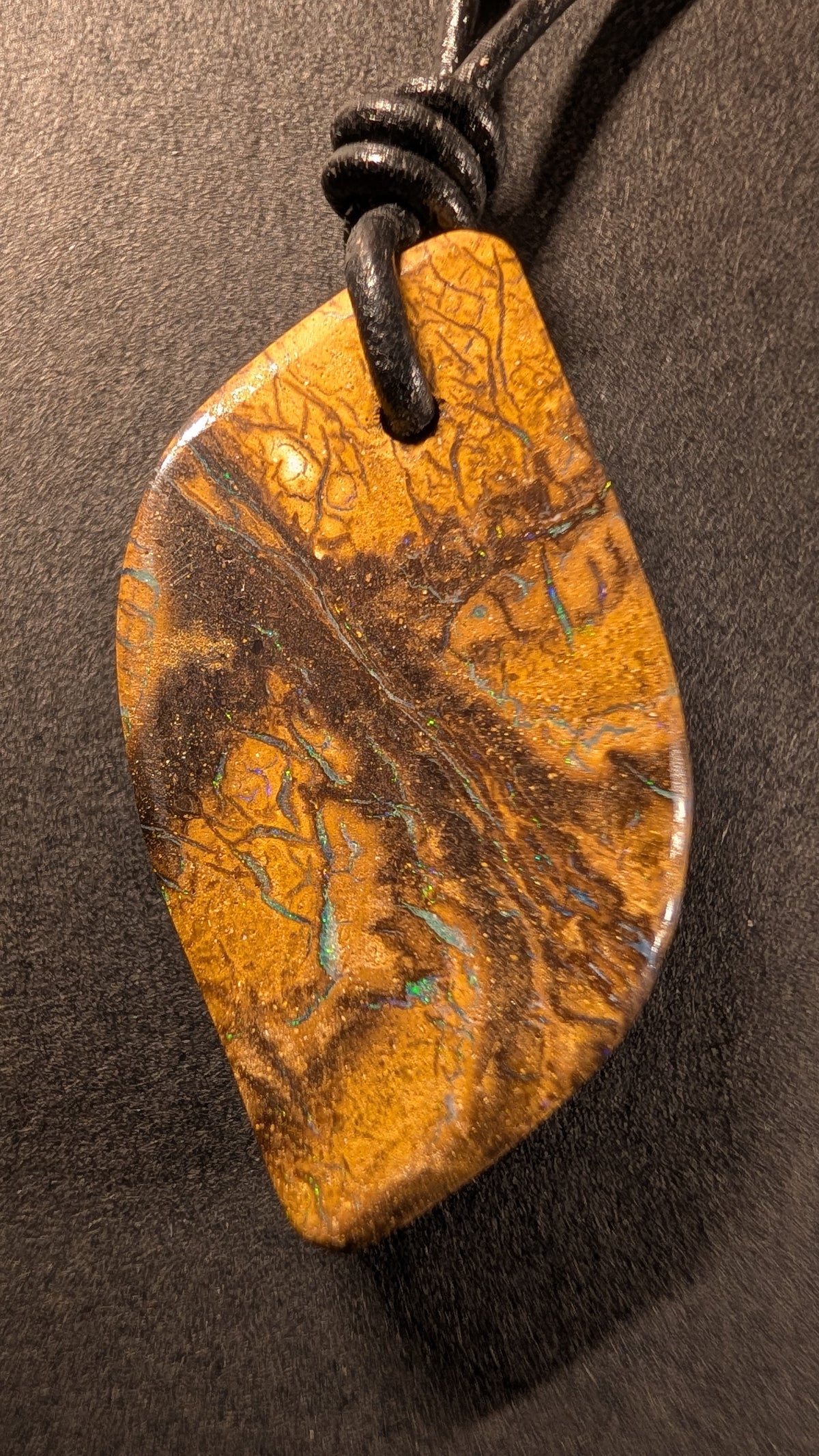 Boulder Opal Kette, 42,3 Carat, filigranes Farbspiel im Eisenstein – Ansicht 2