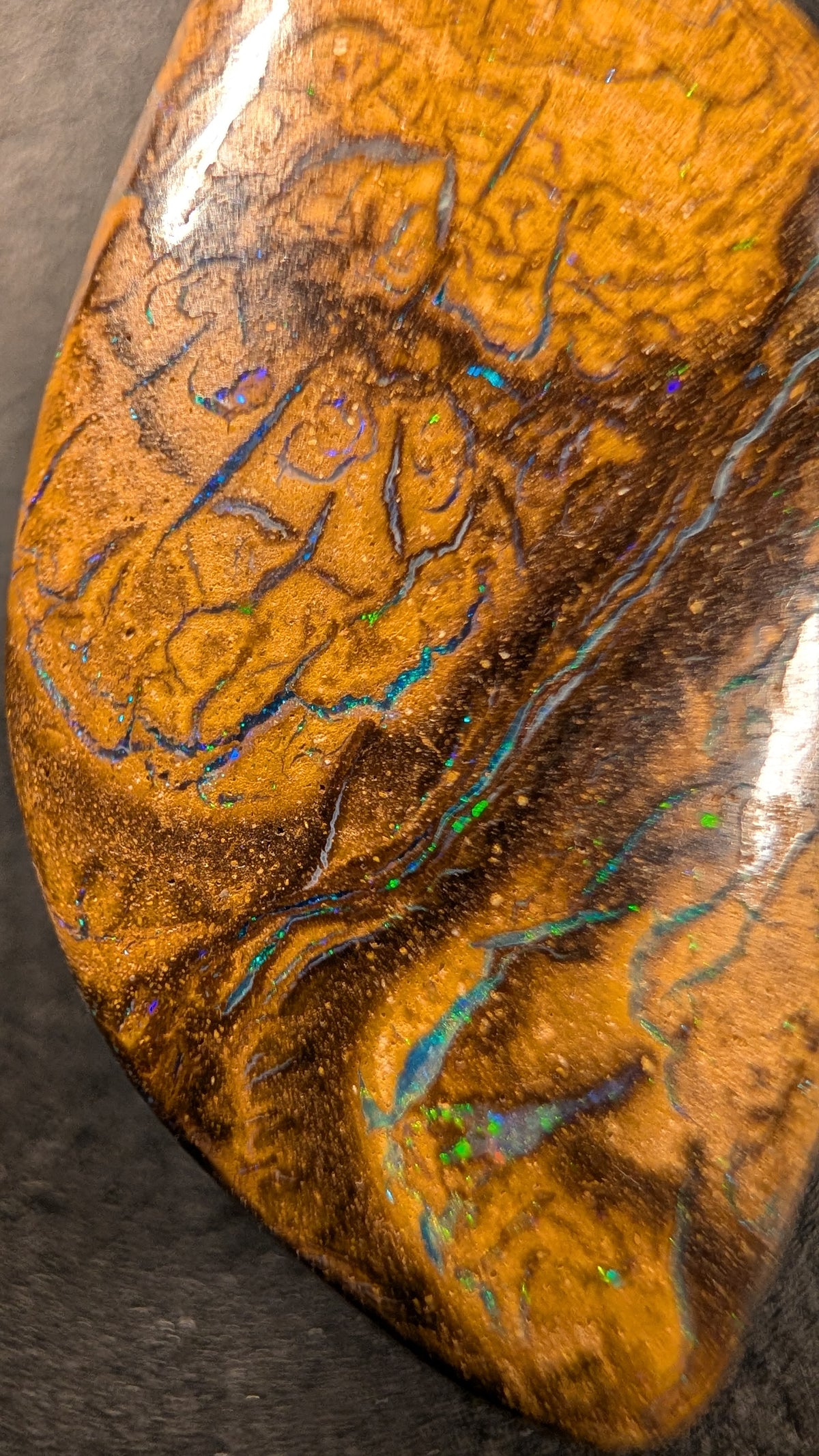 Boulder Opal Kette, 42,3 Carat, lebendige Reflexe in sattem Grün – Ansicht 5