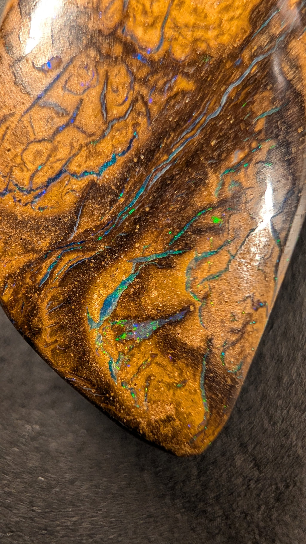 Boulder Opal Kette, 42,3 Carat, schlanke Opaladern im Detail – Ansicht 6