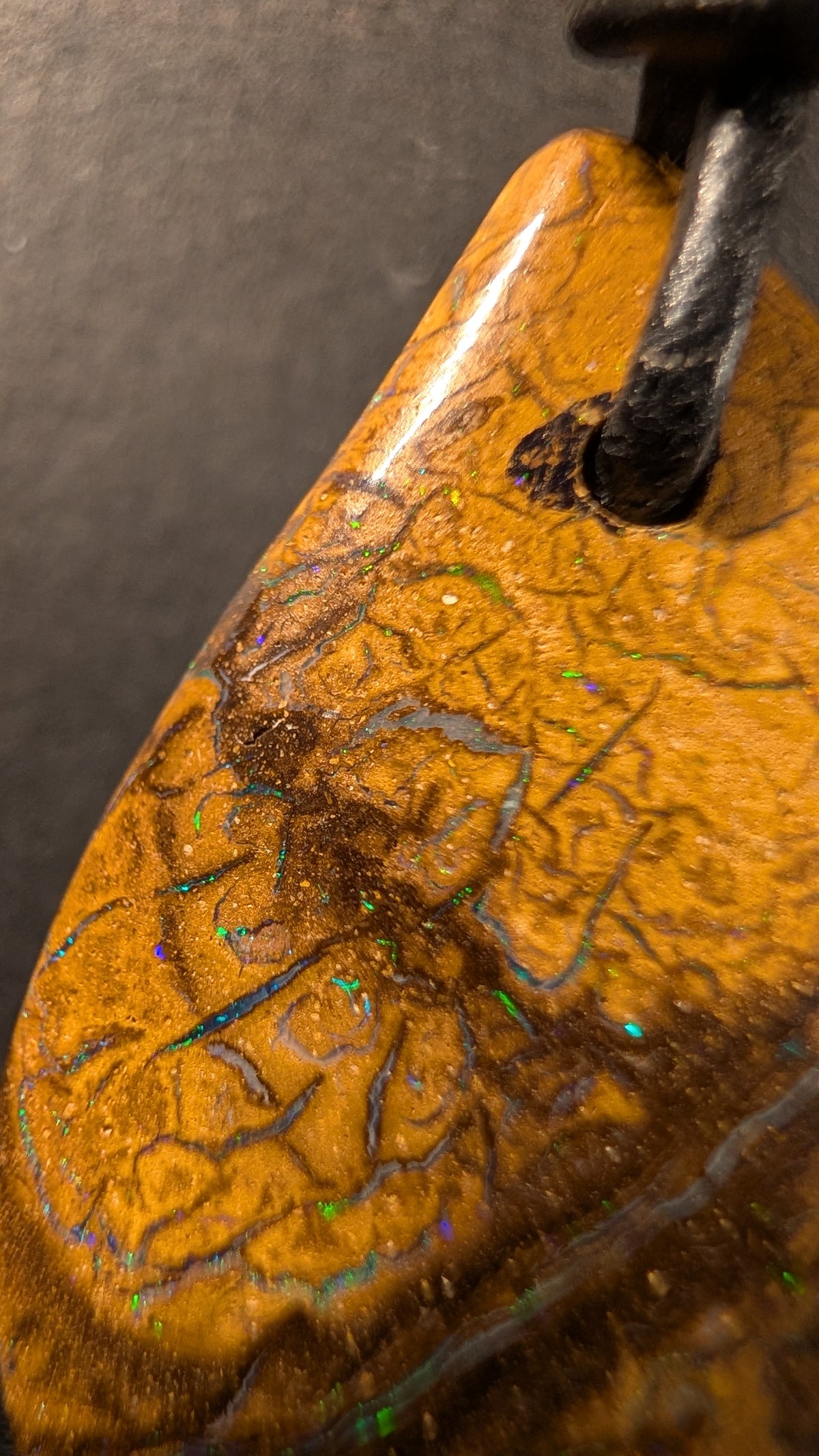 Boulder Opal Kette, 42,3 Carat, warme Grundfarbe des Muttergesteins – Ansicht 4