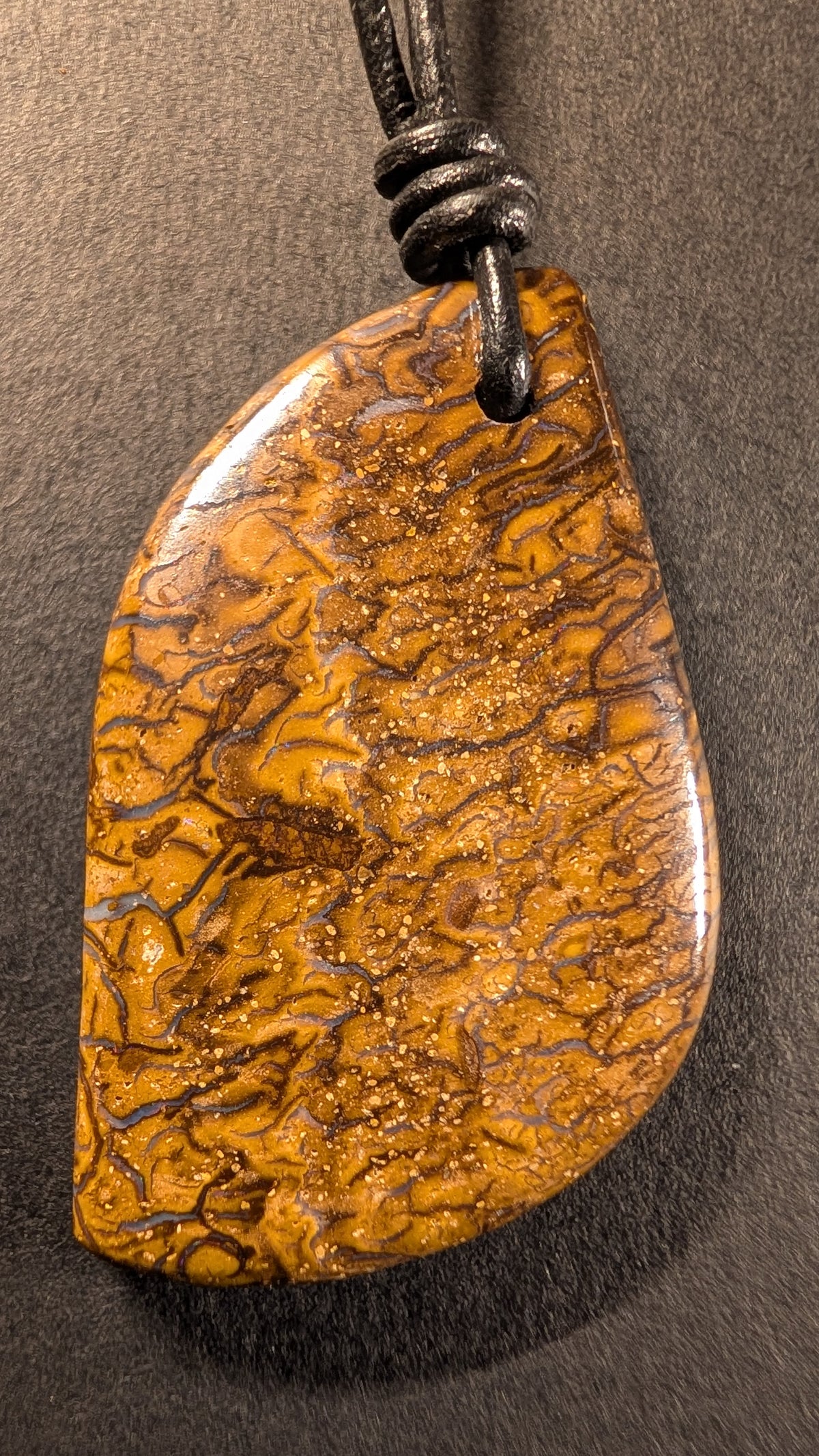 Boulder Opal Kette, 65 Carat, feine Netzstruktur aus Opaladern in Gold- und Karamelltönen – Gesamtansicht