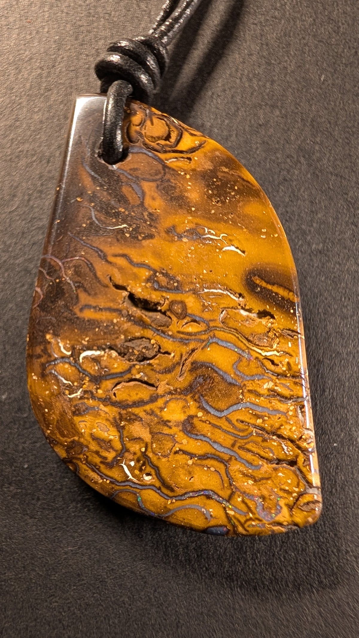 Boulder Opal Kette, 65 Carat, feine Netzstruktur über den ganzen Stein – Ansicht 2