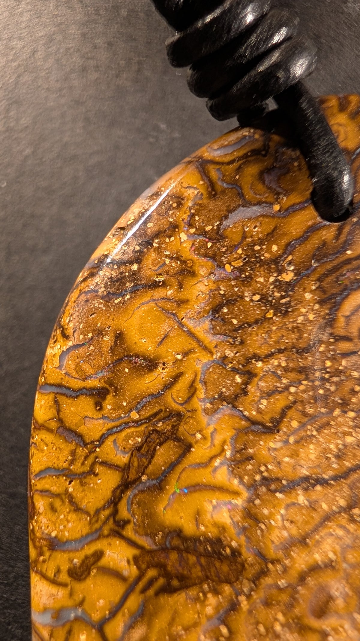 Boulder Opal Kette, 65 Carat, dezente Farbblitze in Blau, Grün und Violett – Ansicht 3