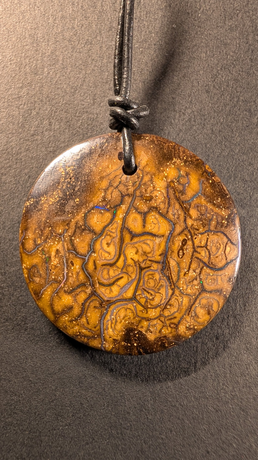 Boulder Opal Kette, 108 Carat, Kreisform mit tiefblauen Opaladern in goldbraunem Eisenstein – Gesamtansicht