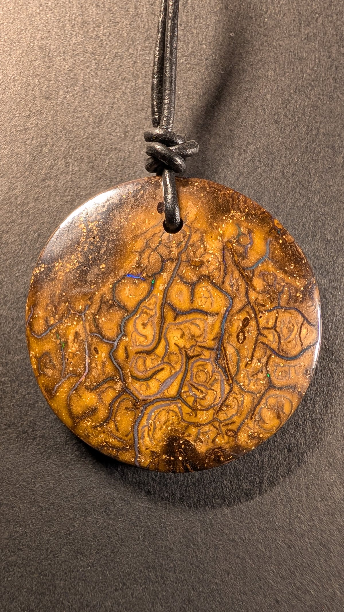 Boulder Opal Kette, 108 Carat, Kreisform mit tiefblauen Opaladern in goldbraunem Eisenstein – Gesamtansicht