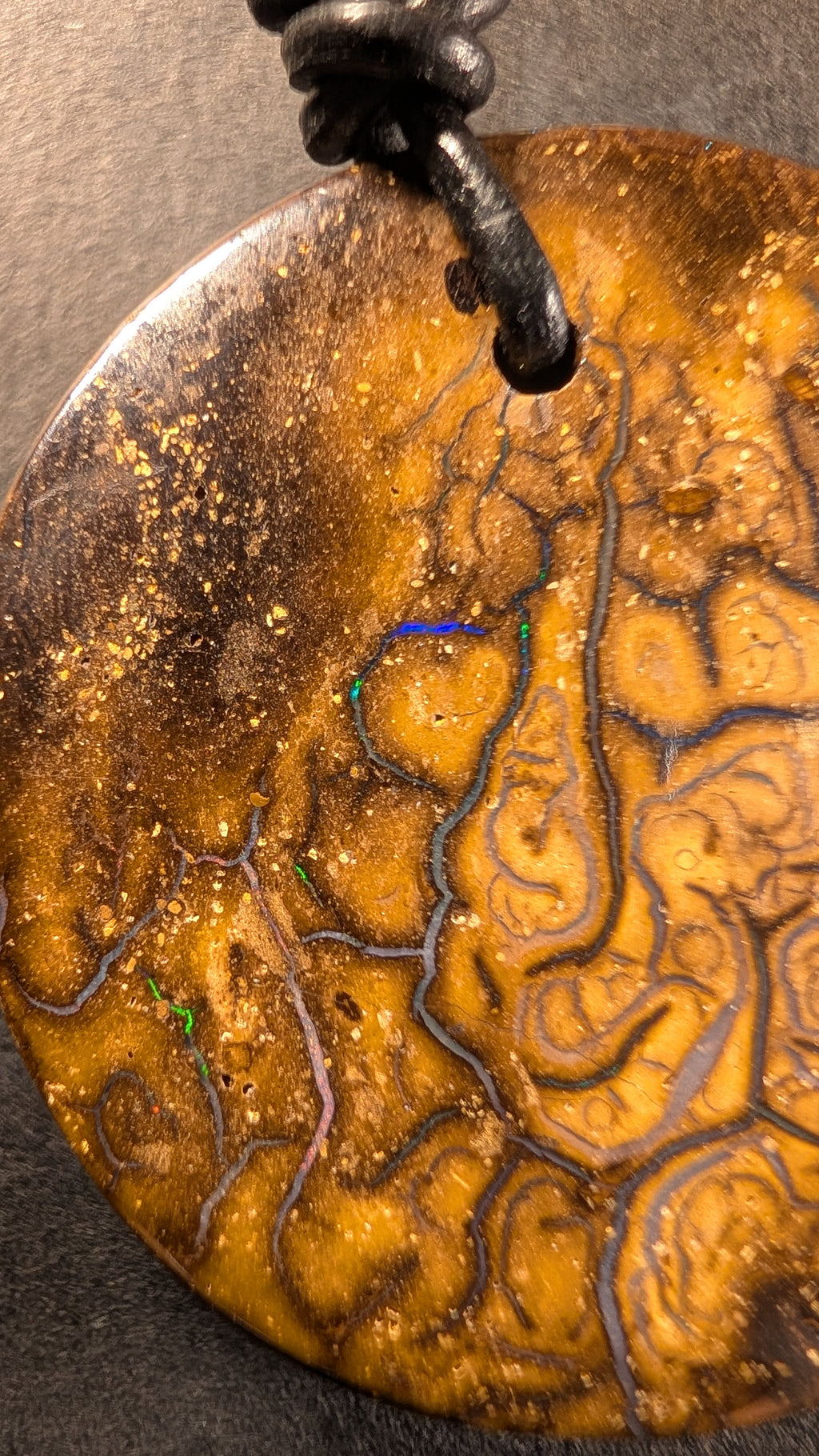 Boulder Opal Kette, 108 Carat, tiefblaue Opaladern in goldbraunem Eisenstein – Ansicht 3