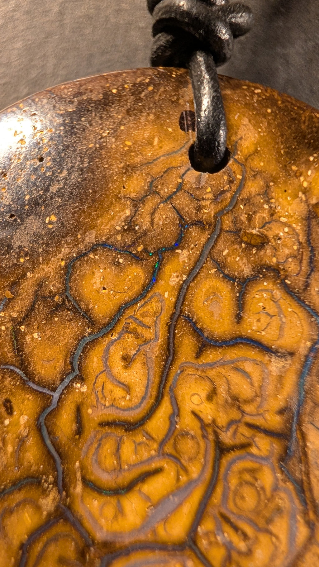 Boulder Opal Kette, 108 Carat, grüne und blaue Reflexe im Eisenstein – Ansicht 5