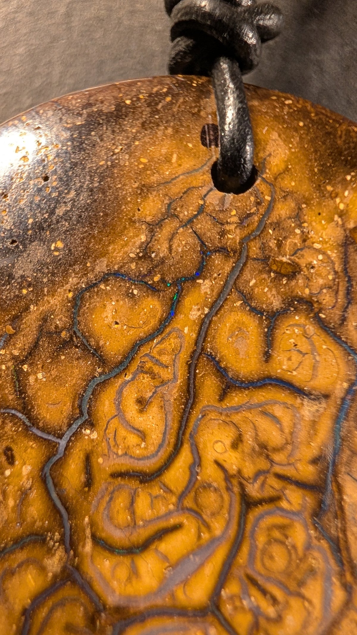 Boulder Opal Kette, 108 Carat, grüne und blaue Reflexe im Eisenstein – Ansicht 5