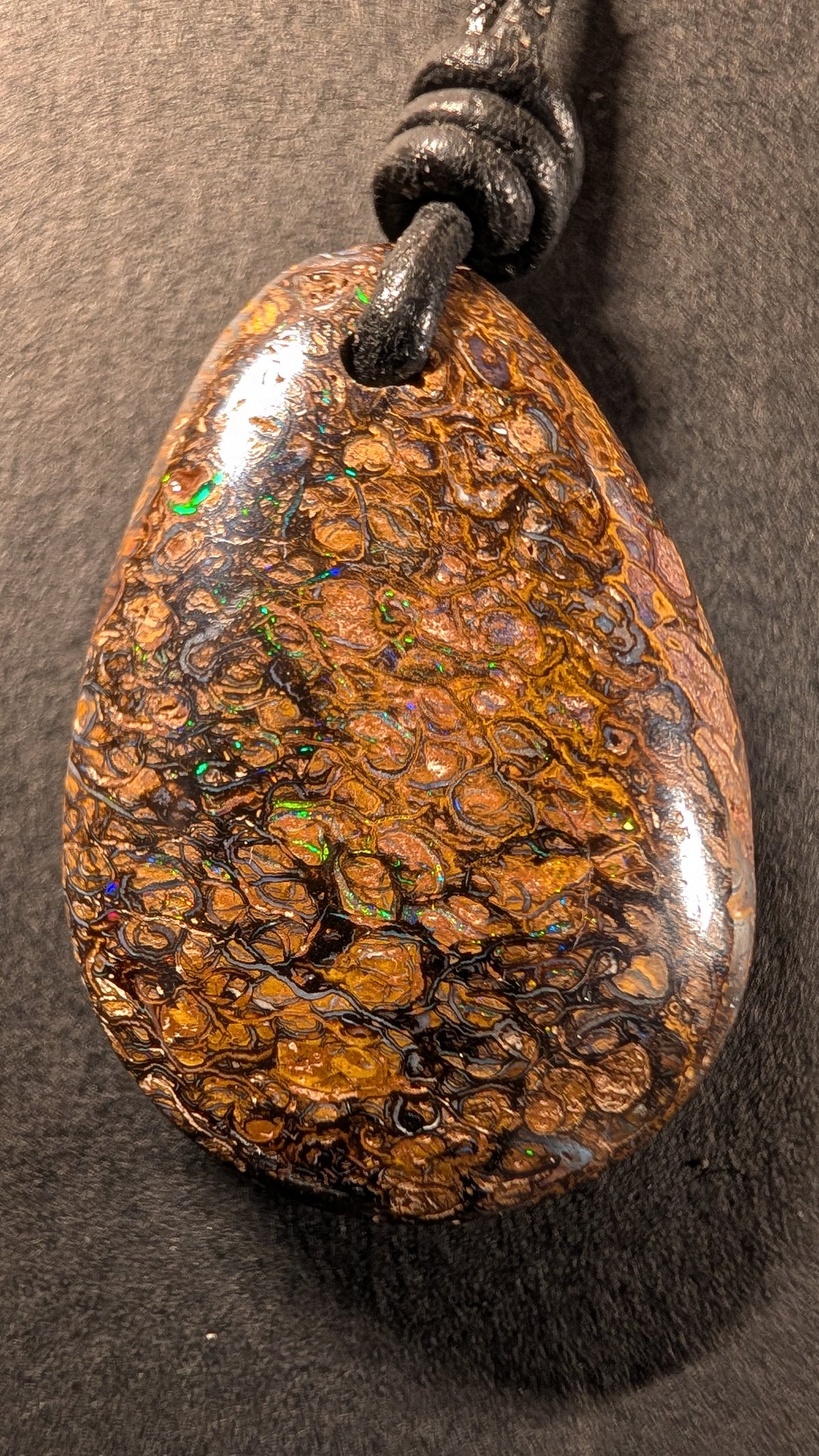 Boulder Opal Kette, 40 Carat, mosaikartige Matrix in Bronze, Honig und Schokolade – Gesamtansicht
