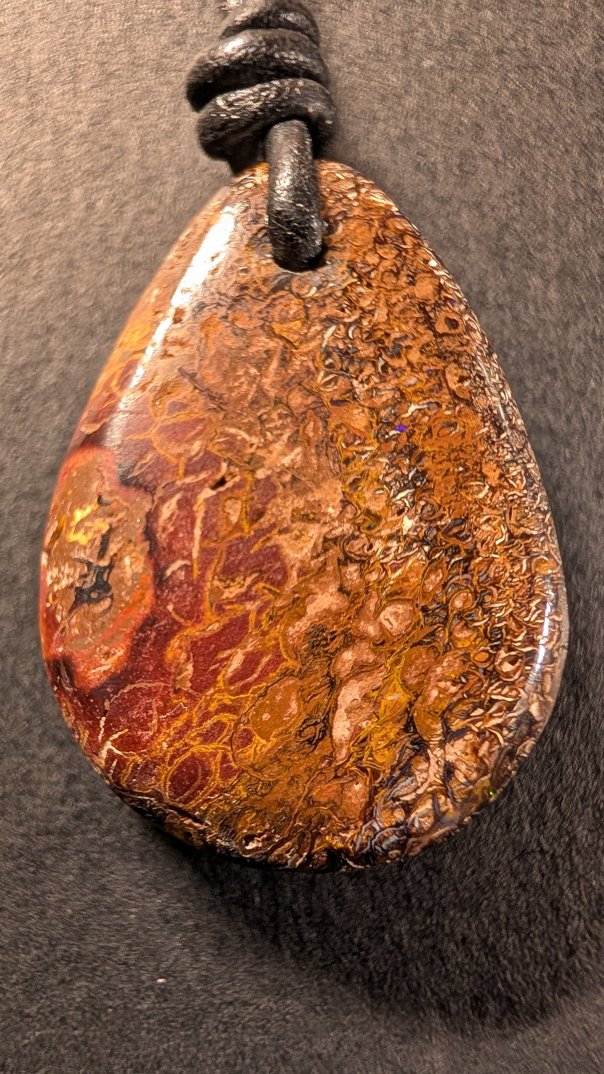 Boulder Opal Kette, 40 Carat, dichte mosaikartige Eisenstein-Matrix – Ansicht 2